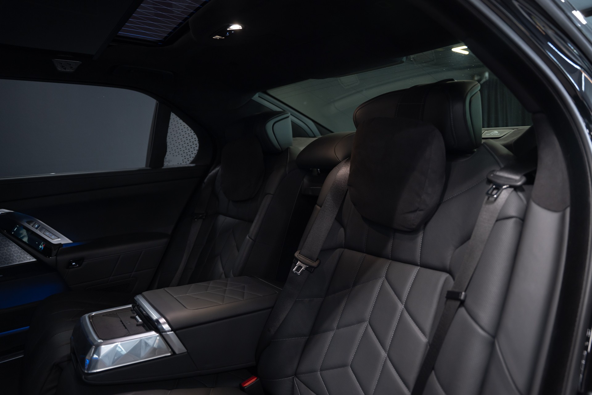 BMW M760e xDrive Steptronic / Panorama-Glasdach Sky Lounge / BMW Curved Display / B&W / Sehr hohe Ausstattung / uvm..-image-15
