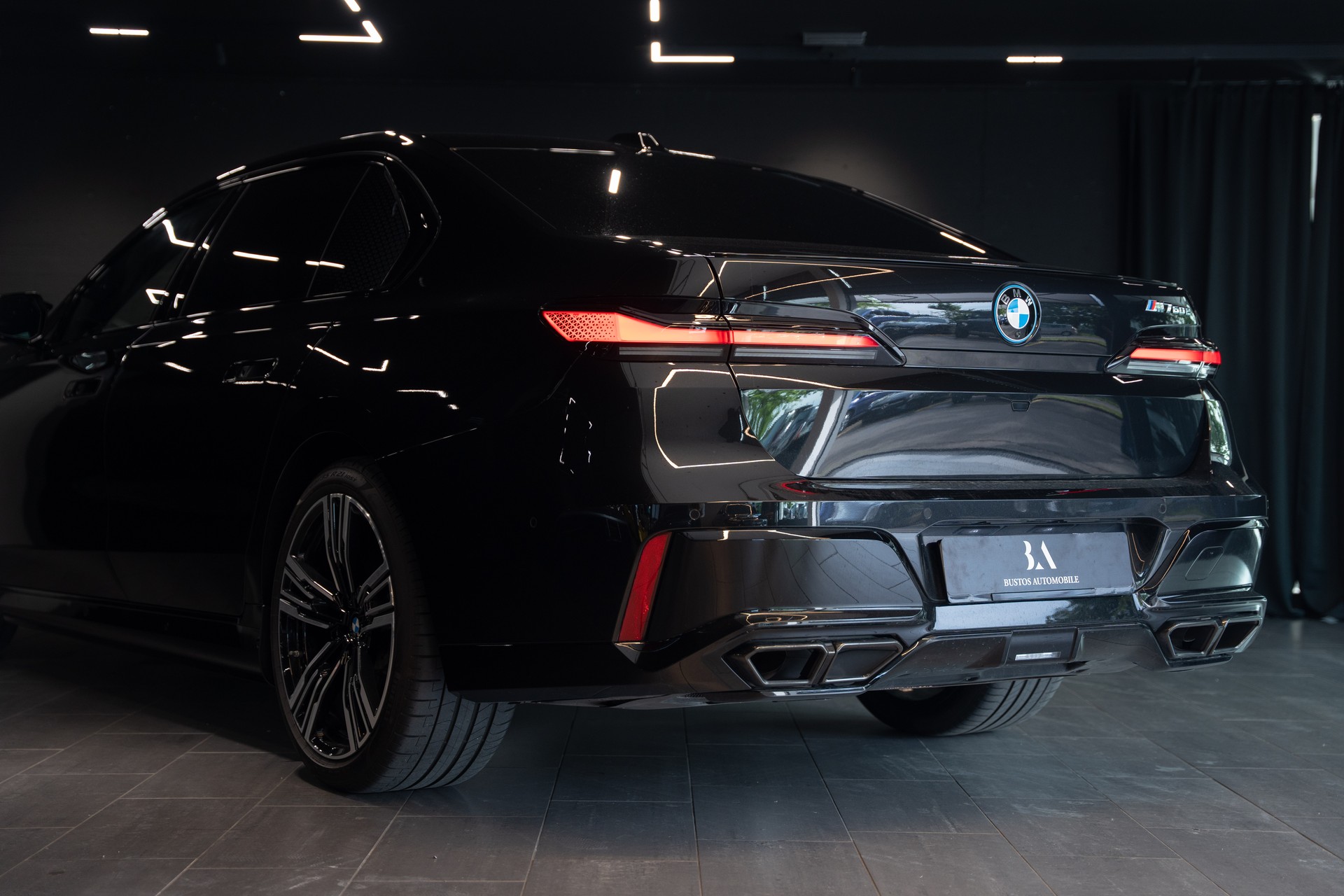 BMW M760e xDrive Steptronic / Panorama-Glasdach Sky Lounge / BMW Curved Display / B&W / Sehr hohe Ausstattung / uvm..-image-7