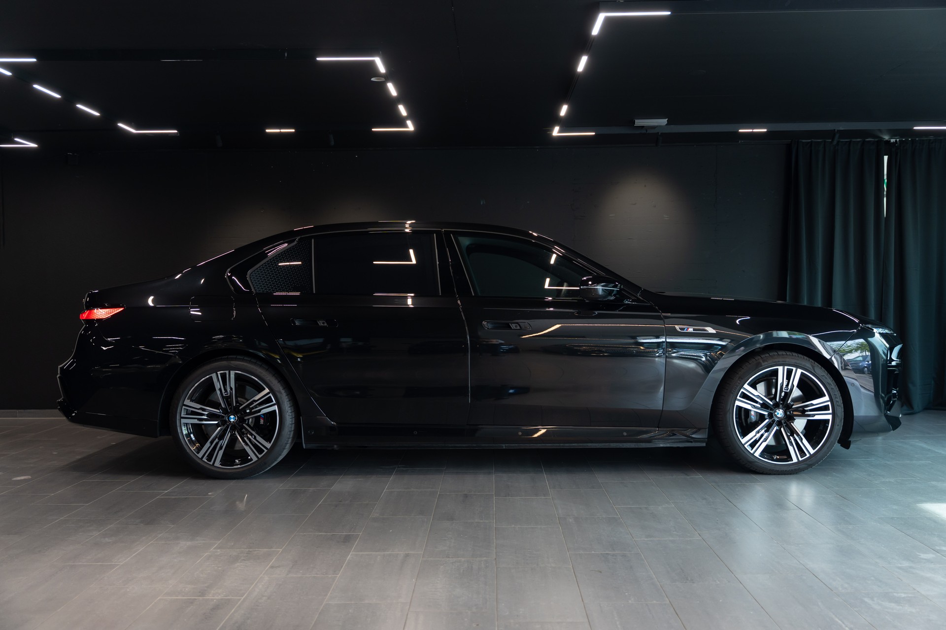 BMW M760e xDrive Steptronic / Panorama-Glasdach Sky Lounge / BMW Curved Display / B&W / Sehr hohe Ausstattung / uvm..-image-5