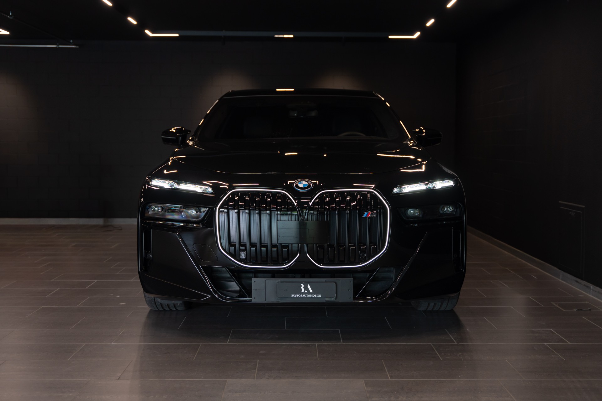 BMW M760e xDrive Steptronic / Panorama-Glasdach Sky Lounge / BMW Curved Display / B&W / Sehr hohe Ausstattung / uvm..-image-4