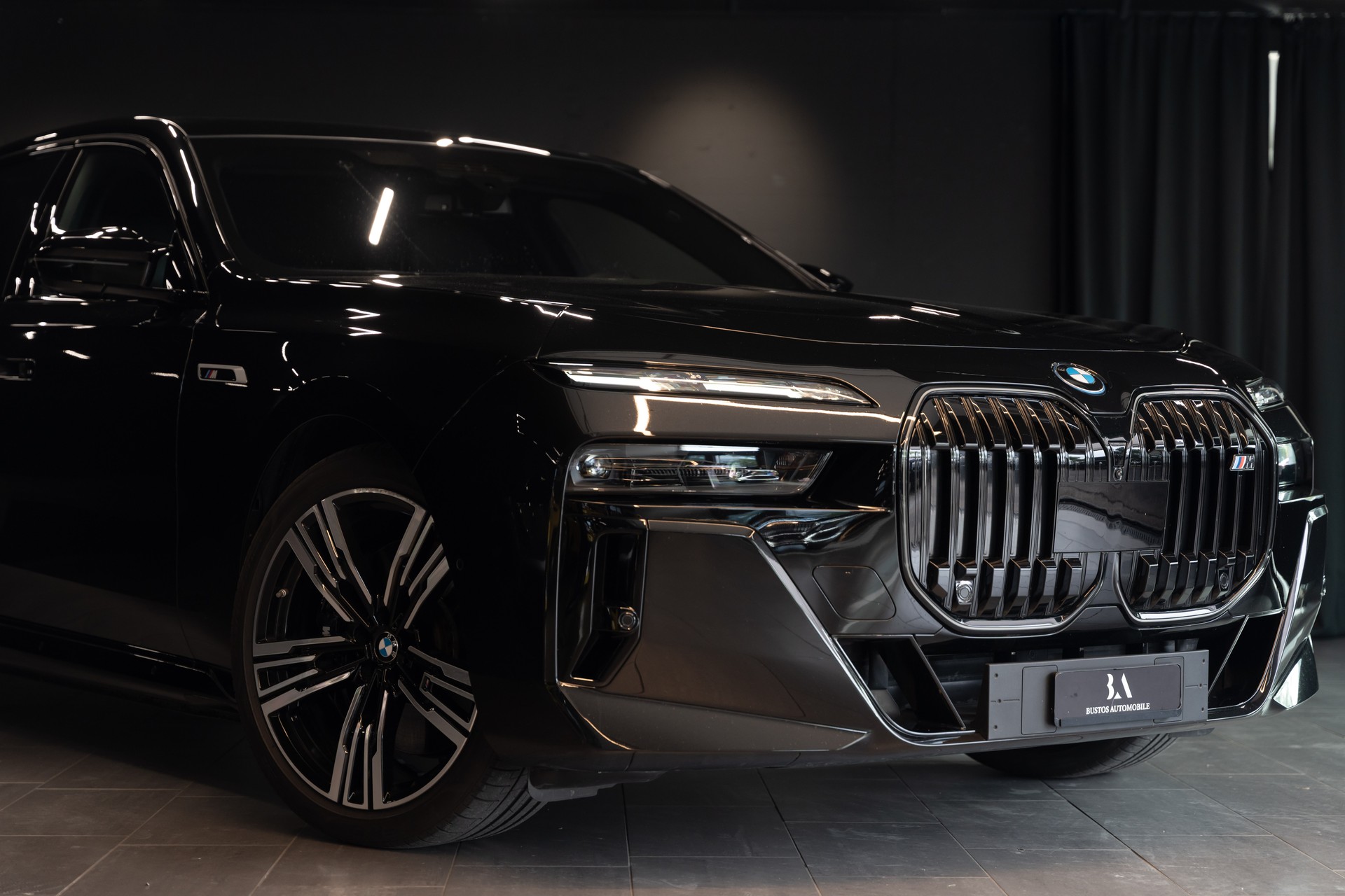 BMW M760e xDrive Steptronic / Panorama-Glasdach Sky Lounge / BMW Curved Display / B&W / Sehr hohe Ausstattung / uvm..-image-1