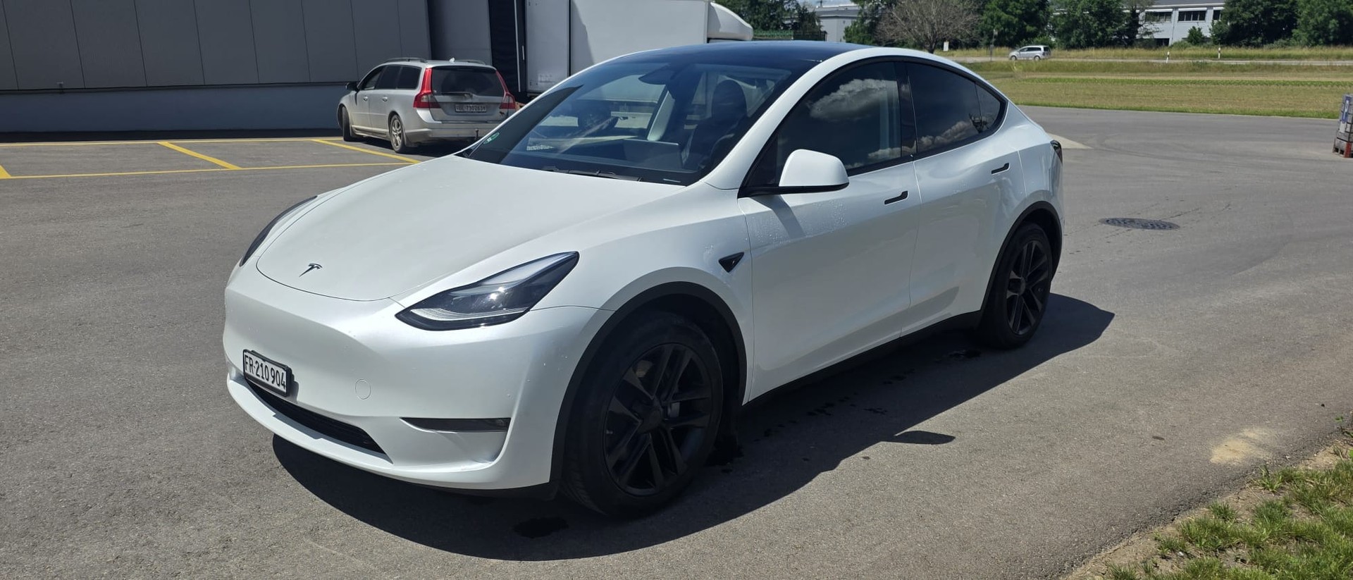TESLA MODEL Y "LONG RANGE" "DUAL MOTOR" MIT 24`600 KM. BATTERIE: 97,39 % !! TOP ZUSTAND !!