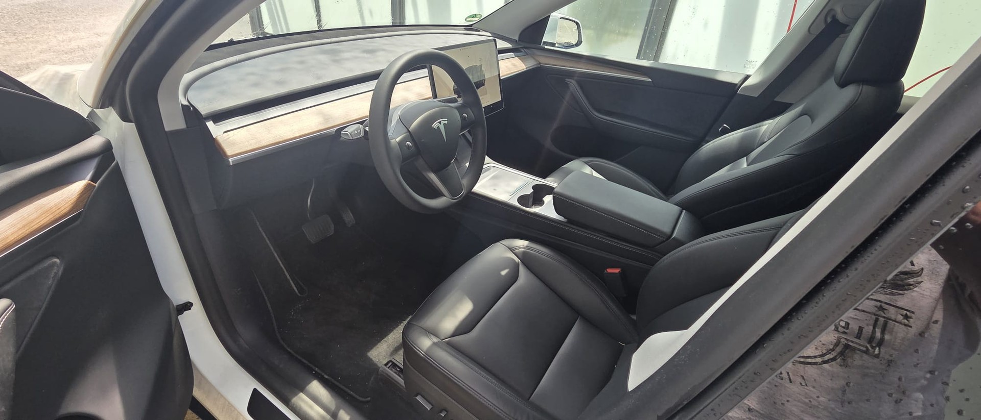 TESLA MODEL Y "LONG RANGE" "DUAL MOTOR" MIT 24`600 KM. BATTERIE: 97,39 % !! TOP ZUSTAND !!-showroom-element-3