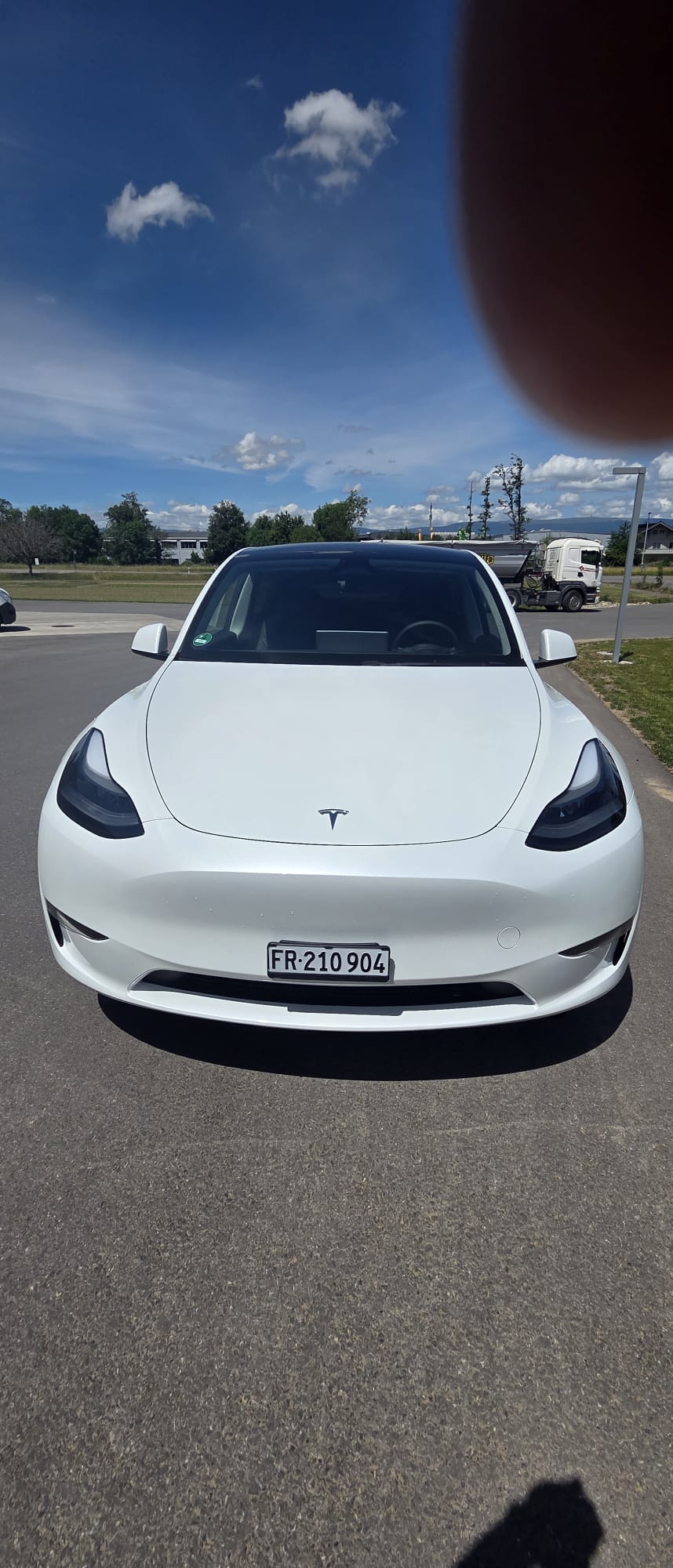 TESLA MODEL Y "LONG RANGE" "DUAL MOTOR" MIT 24`600 KM. BATTERIE: 97,39 % !! TOP ZUSTAND !!-showroom-element-1