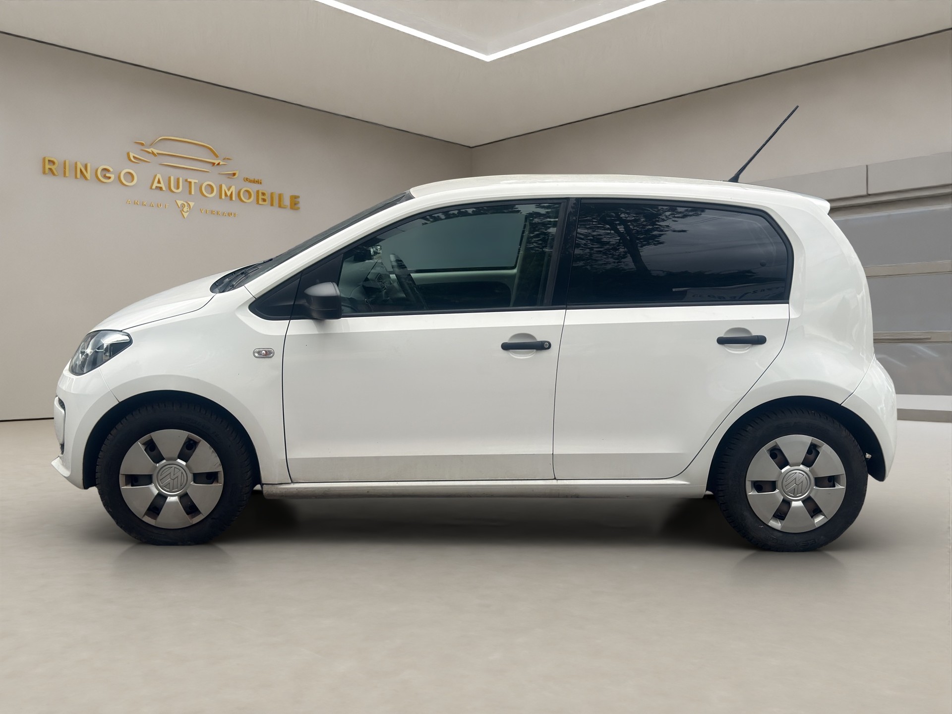 VW Up 1.0 white up Art on Ice-showroom-element-3