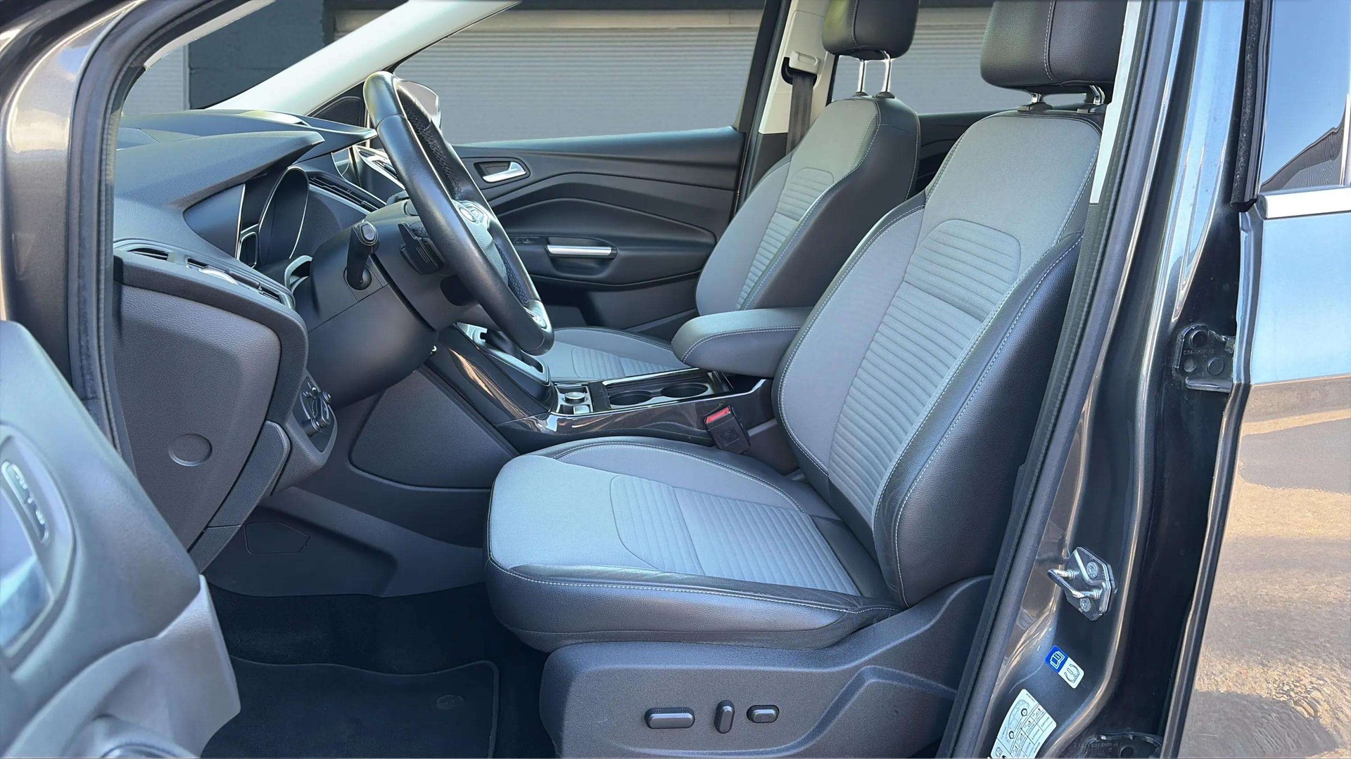 FORD Kuga 2.0 TDCi Titanium 4WD PowerShift mit AHK & Panoramadach-image-10