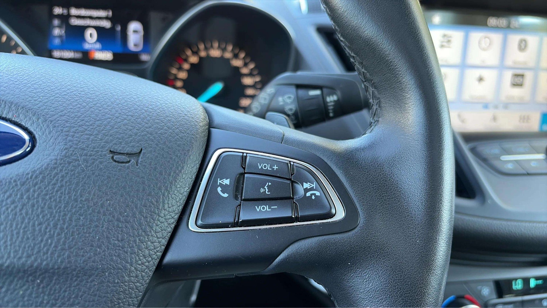 FORD Kuga 2.0 TDCi Titanium 4WD PowerShift mit AHK & Panoramadach-image-24