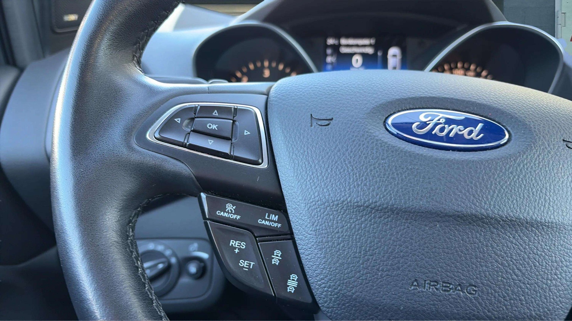 FORD Kuga 2.0 TDCi Titanium 4WD PowerShift mit AHK & Panoramadach-image-23