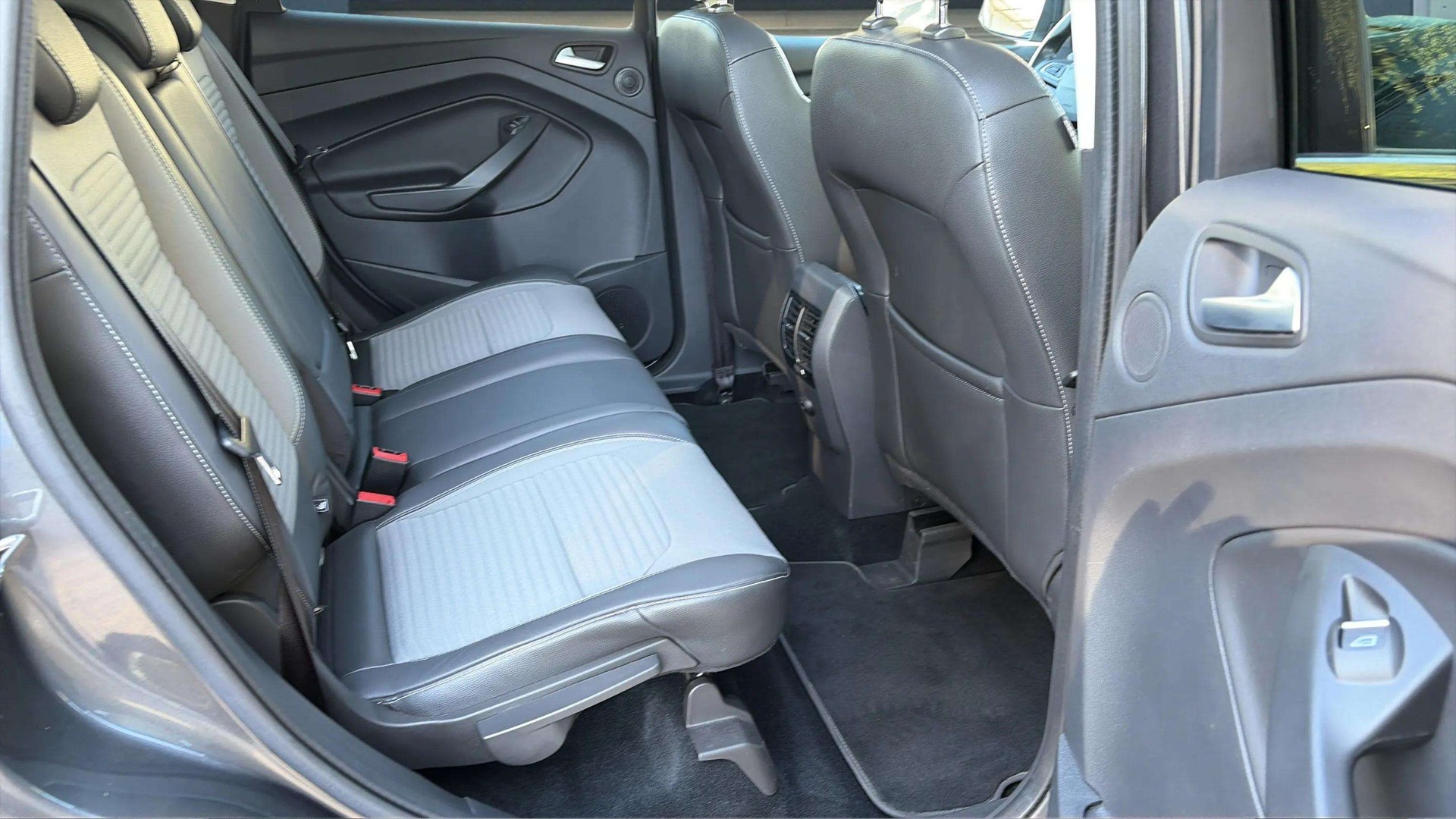 FORD Kuga 2.0 TDCi Titanium 4WD PowerShift mit AHK & Panoramadach-image-13