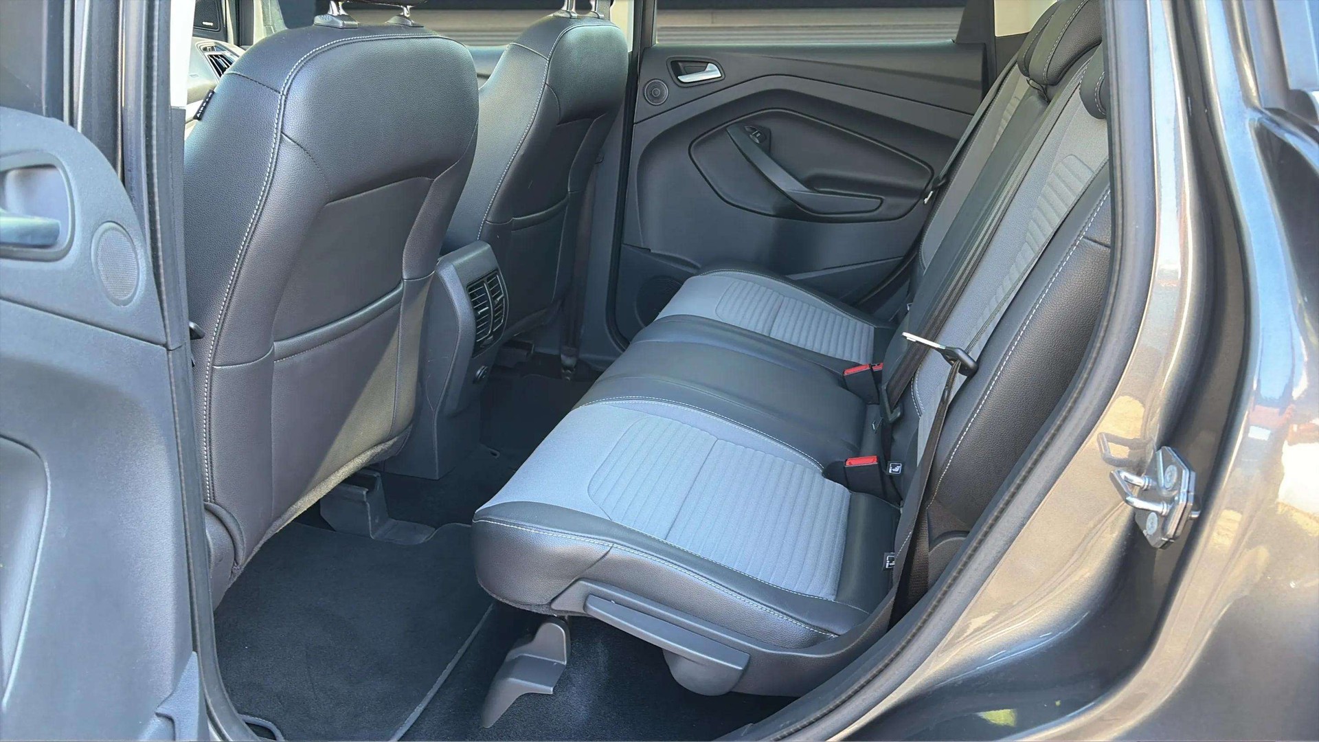 FORD Kuga 2.0 TDCi Titanium 4WD PowerShift mit AHK & Panoramadach-image-12