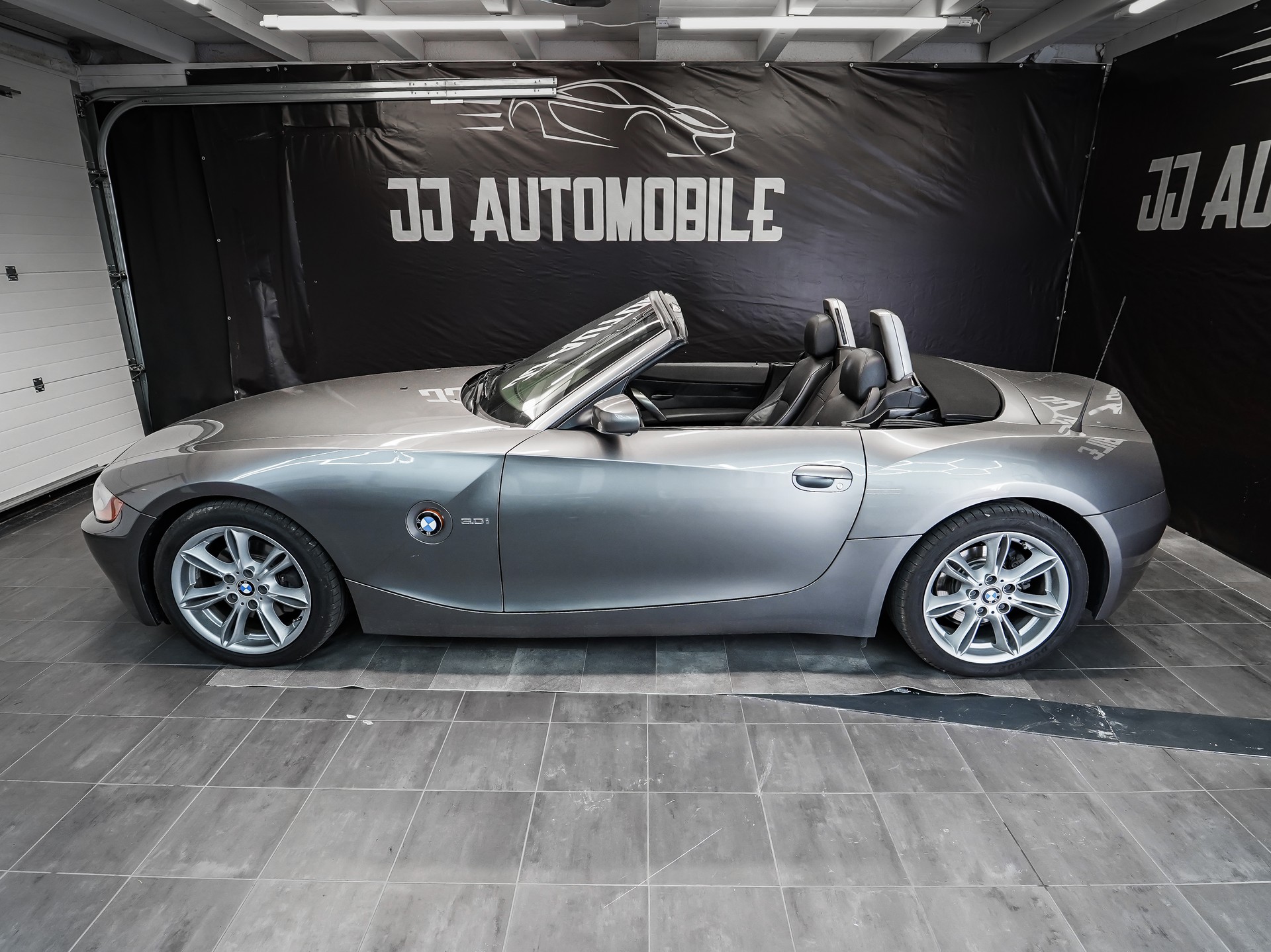 BMW Z4 3.0i Roadster-showroom-element-3
