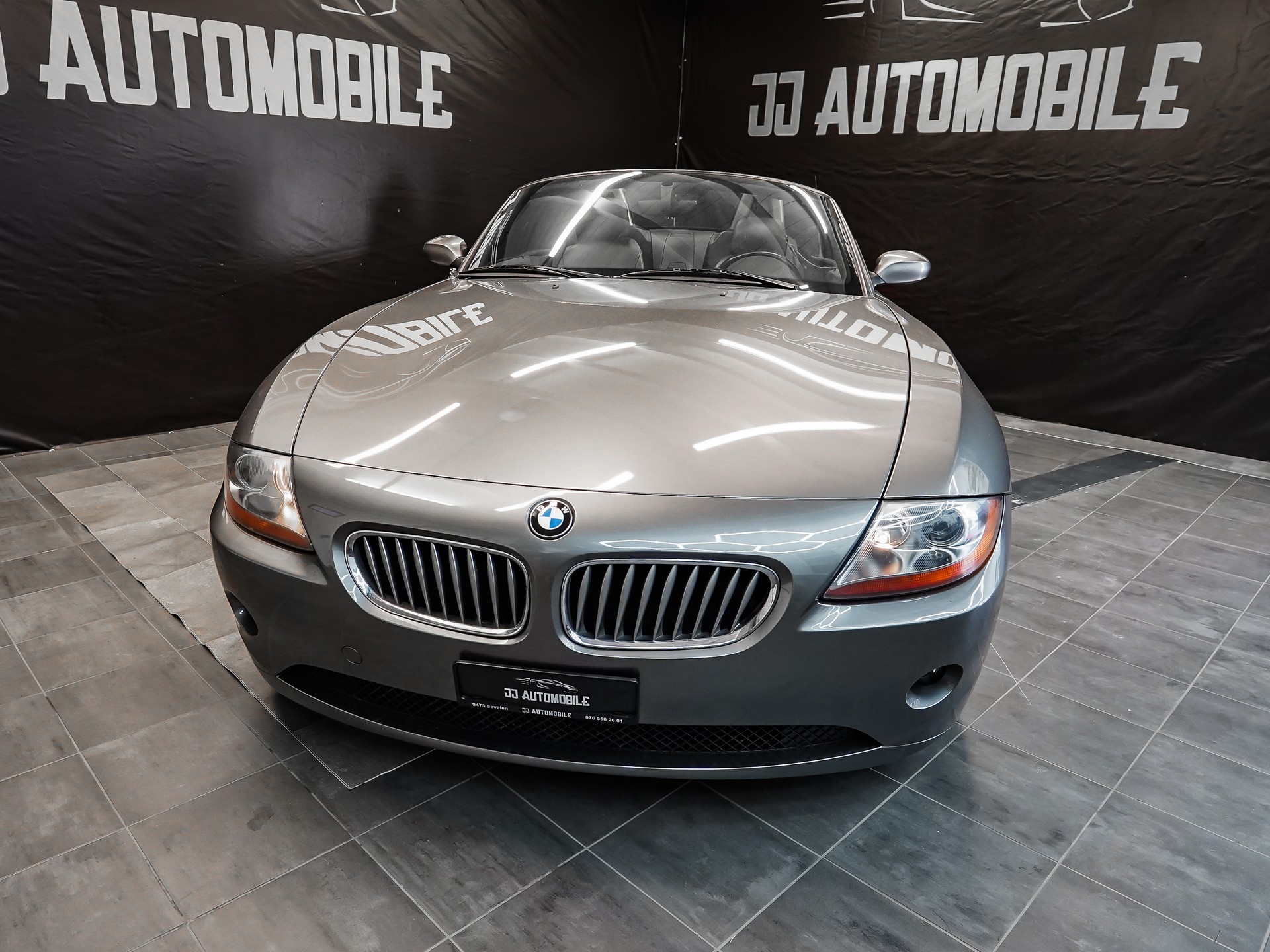 BMW Z4 3.0i Roadster-showroom-element-1
