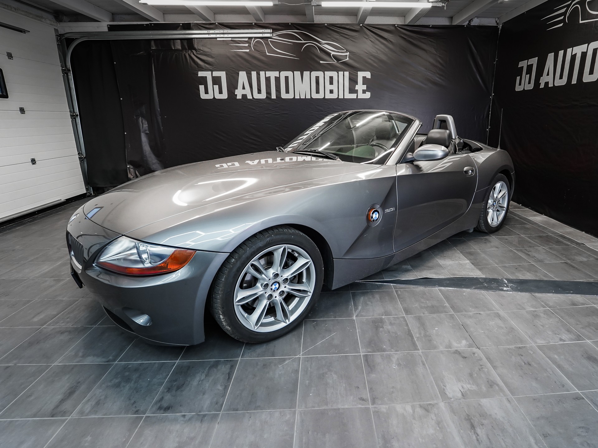 BMW Z4 3.0i Roadster-showroom-element-2