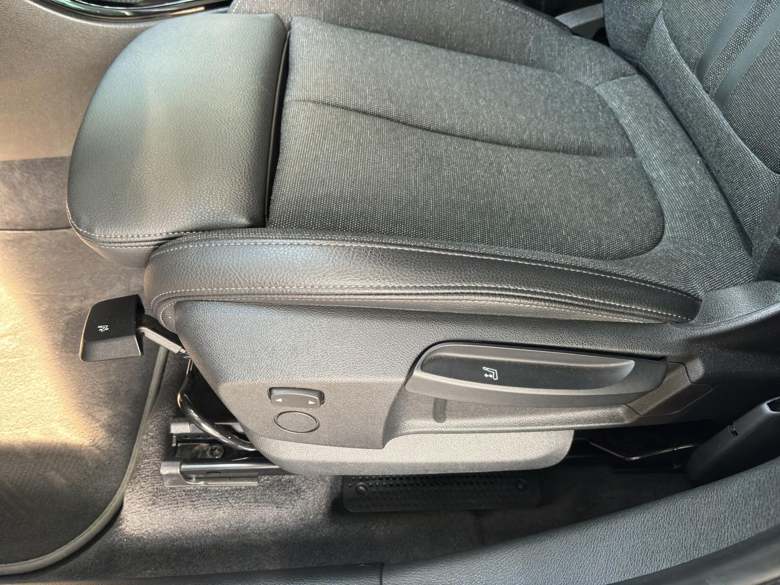 BMW X1 18i sDrive-image-19