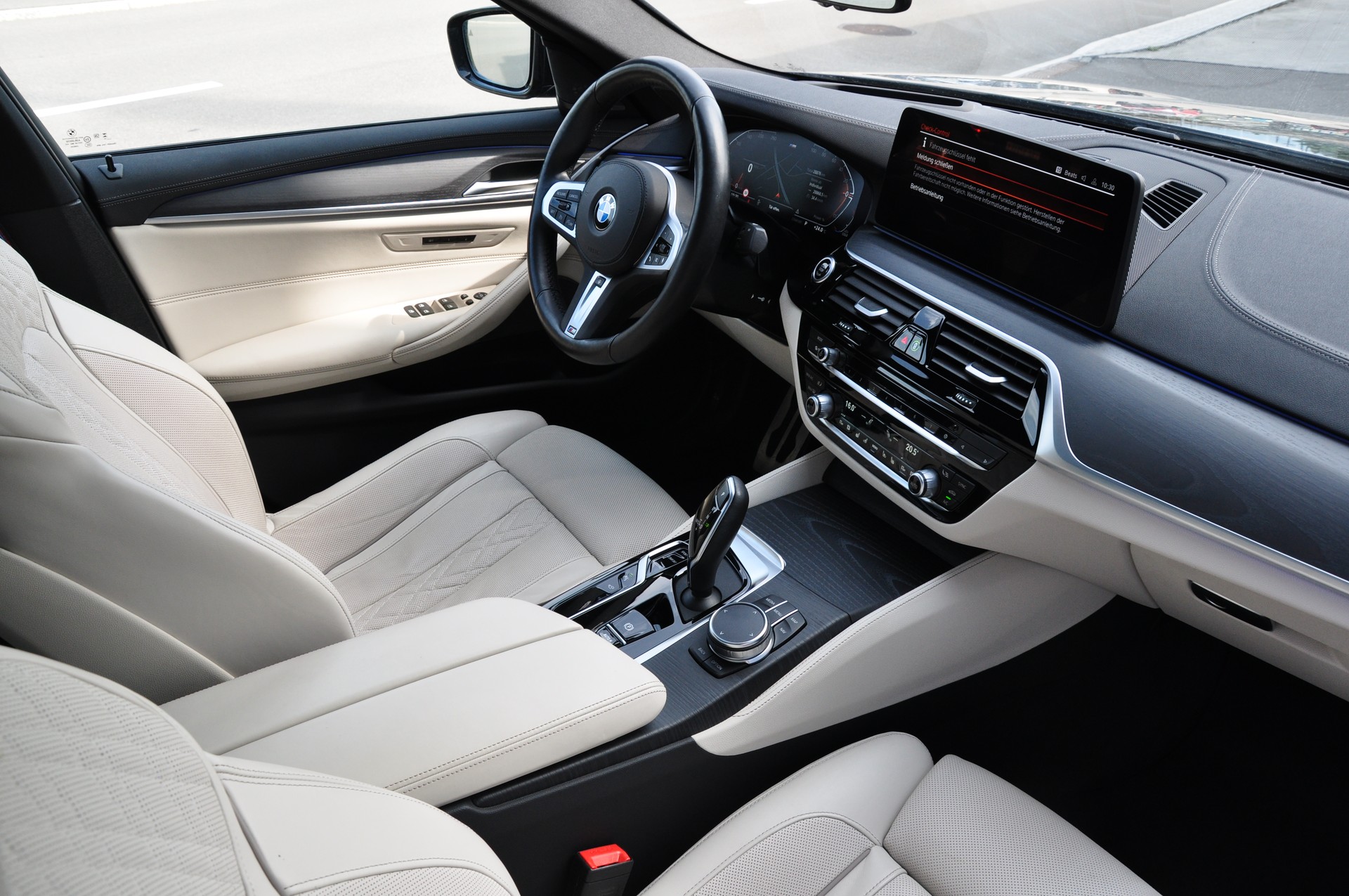 BMW 540d xDrive 48V M Sport Pro Steptronic-image-15