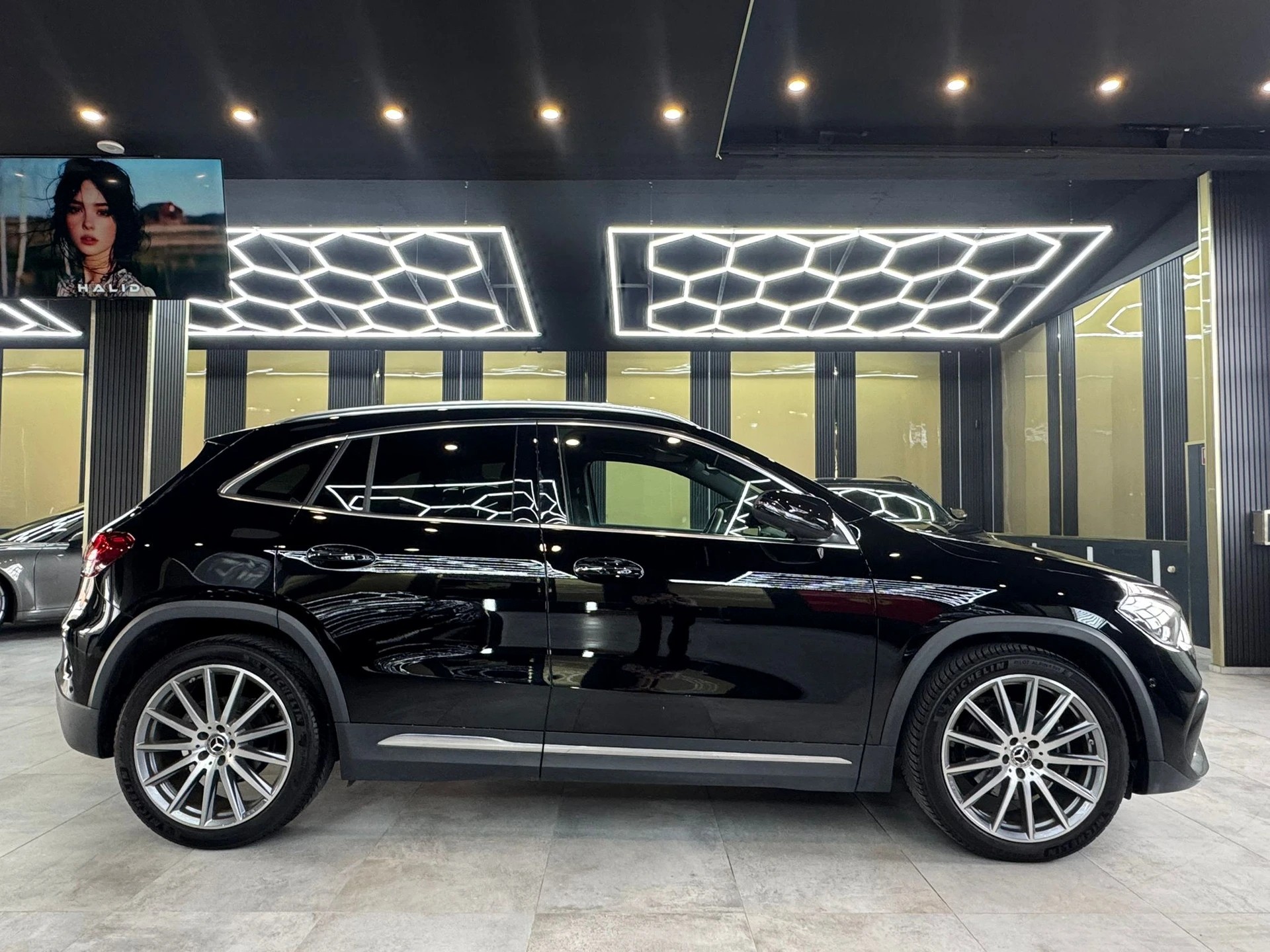 MERCEDES-BENZ GLA 200 4Matic AMG Line 8G-DCT-showroom-element-3