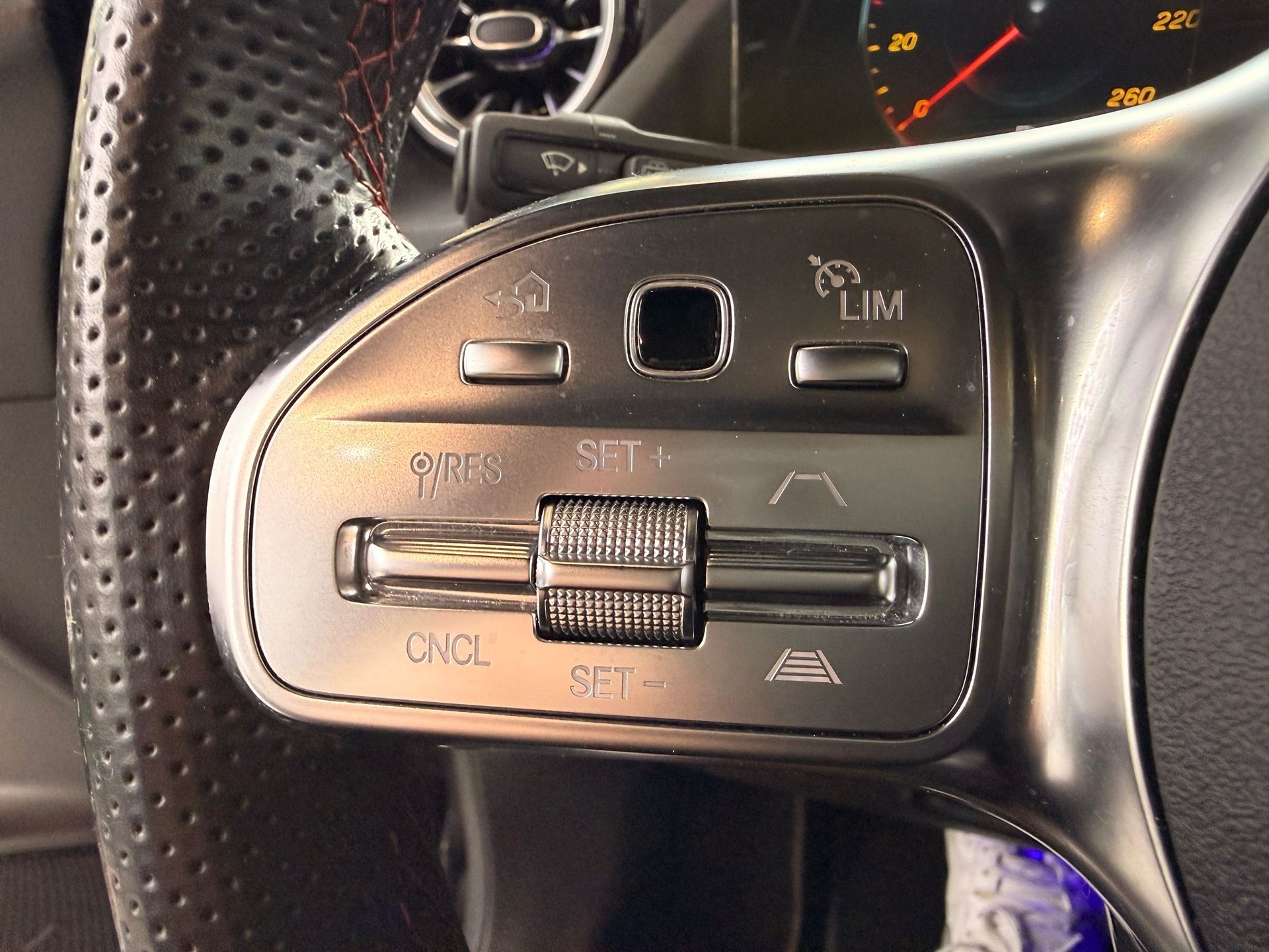 MERCEDES-BENZ GLA 200 4Matic AMG Line 8G-DCT-image-18
