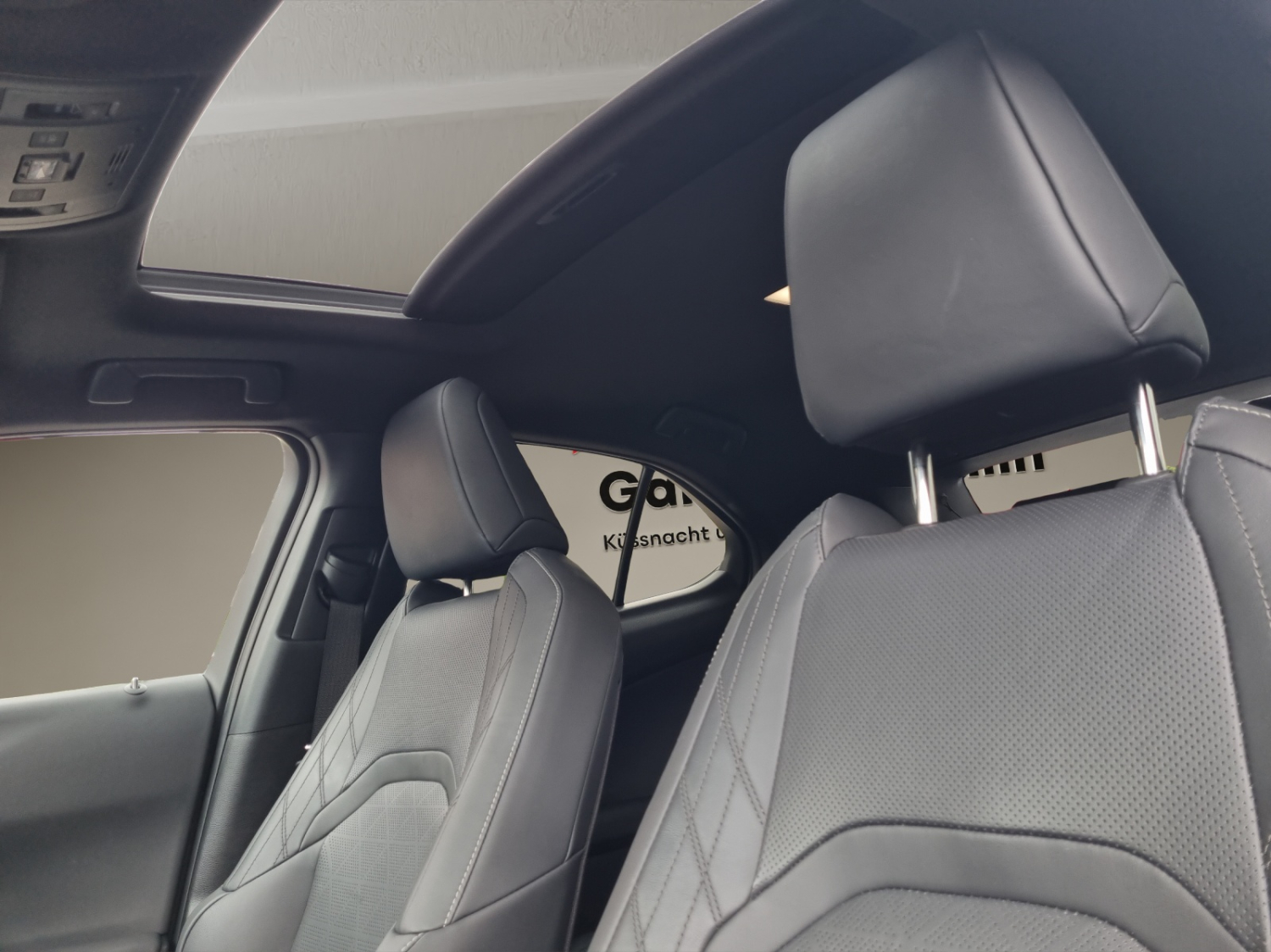 LEXUS UX 300e Excellence-image-9