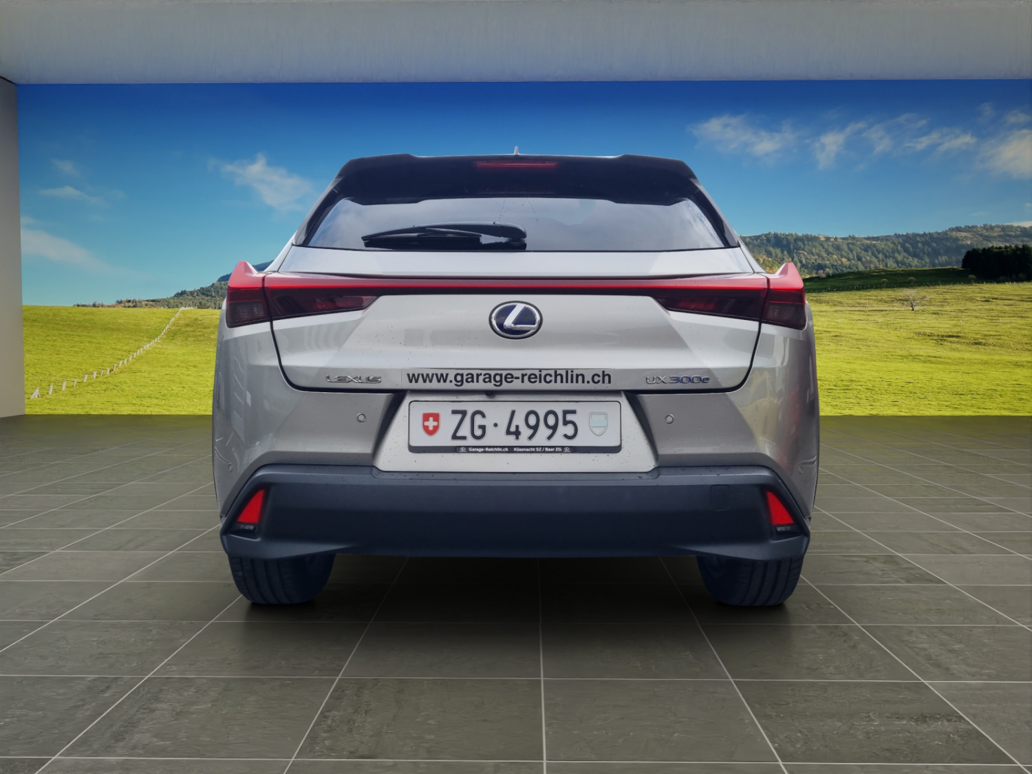 LEXUS UX 300e Excellence-showroom-element-3