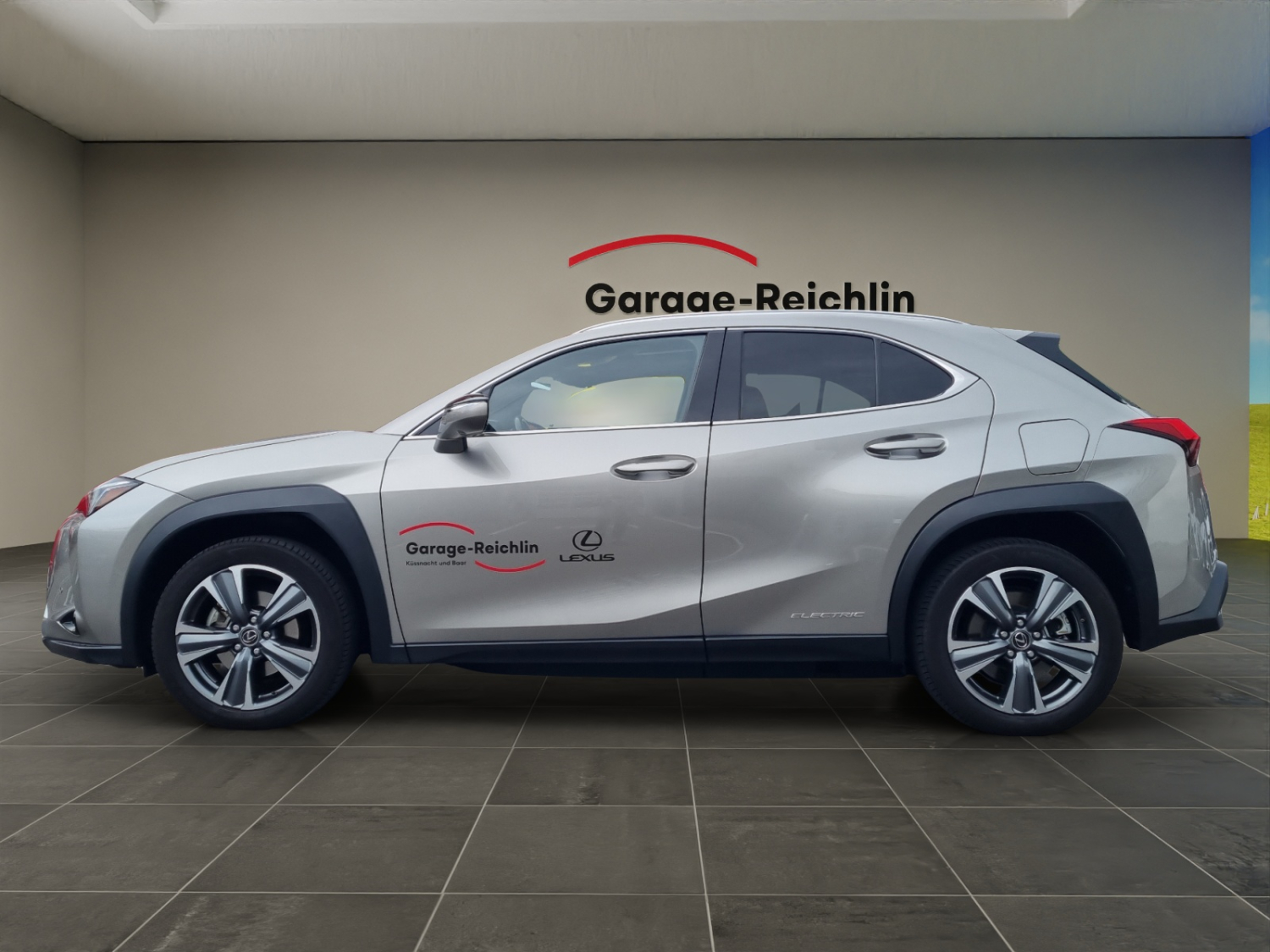 LEXUS UX 300e Excellence-showroom-element-1
