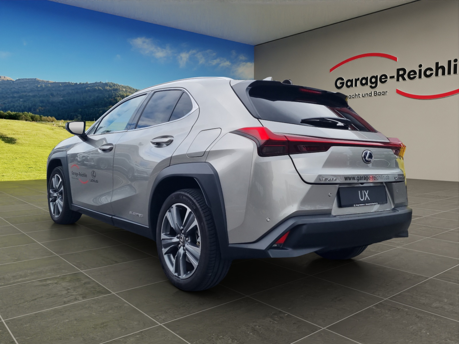 LEXUS UX 300e Excellence-showroom-element-2