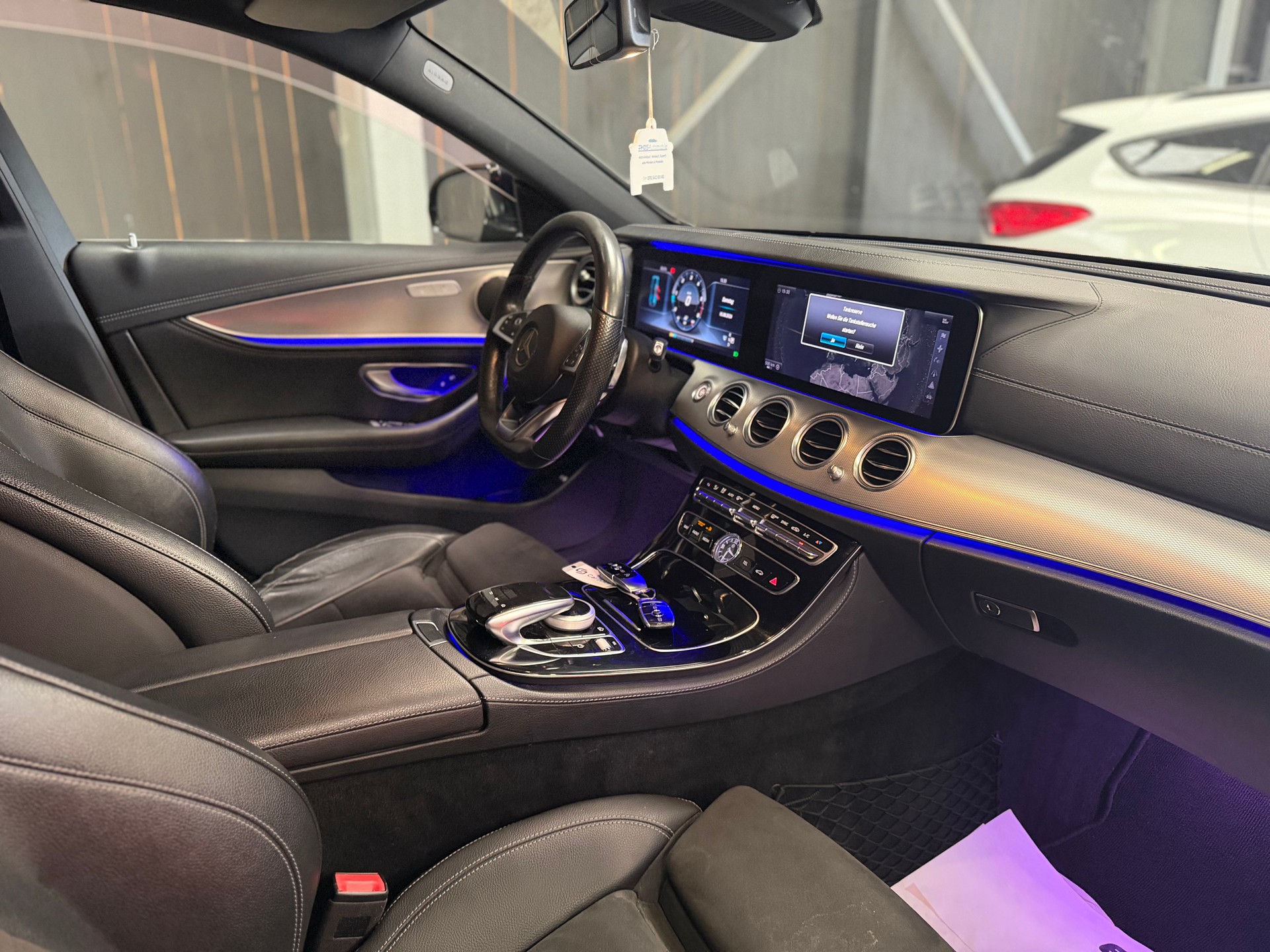 MERCEDES-BENZ E 220 d AMG Line 9G-Tronic-image-8