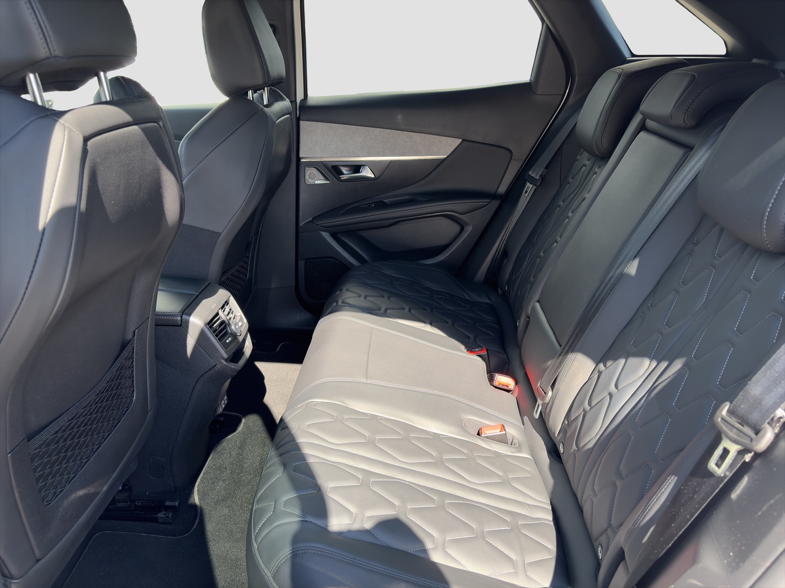 PEUGEOT 3008 1.6 Plug-in Hybrid4 GT-image-10