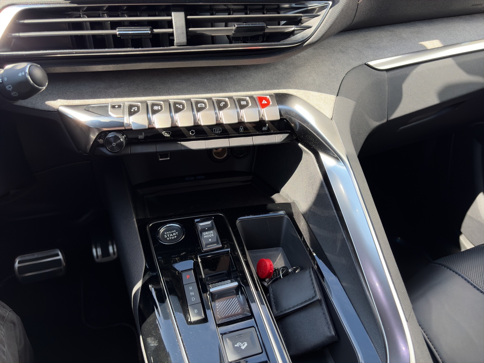 PEUGEOT 3008 1.6 Plug-in Hybrid4 GT-image-12