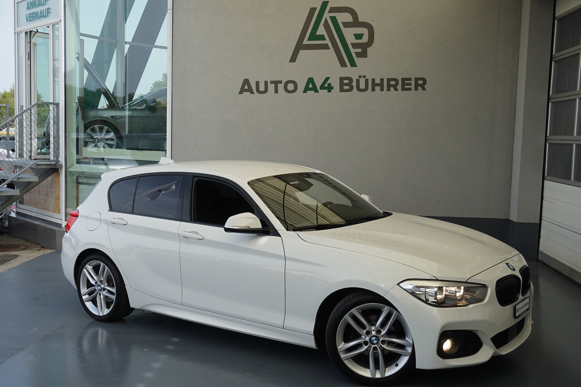 BMW 118i M Sport-showroom-element-1