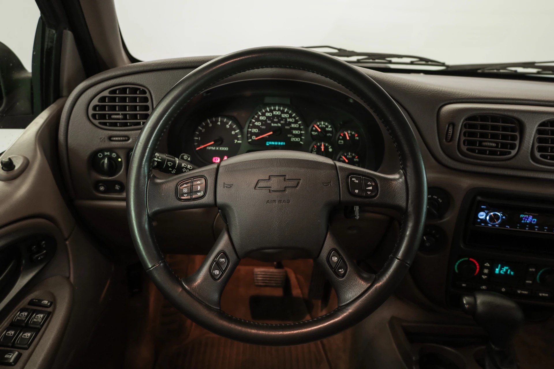 CHEVROLET TrailBlazer 4.2 LTZ Sièges électriques chauffants / Régulateur / Vitres teintées-image-9