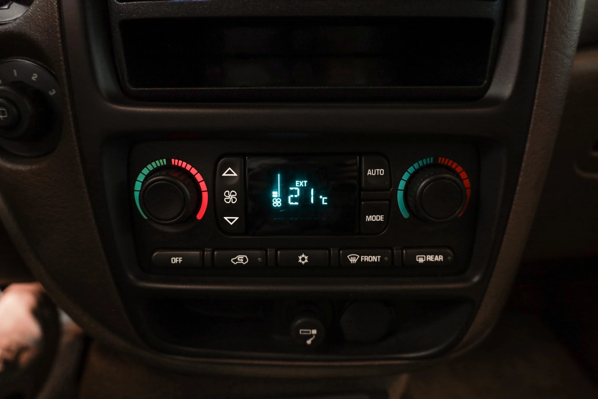 CHEVROLET TrailBlazer 4.2 LTZ Sièges électriques chauffants / Régulateur / Vitres teintées-image-15