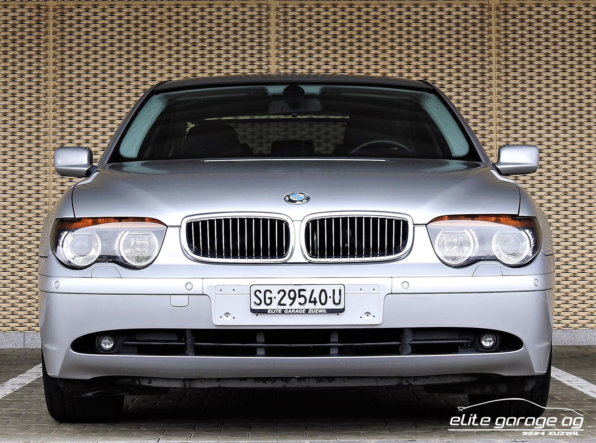 BMW 745i-image-1