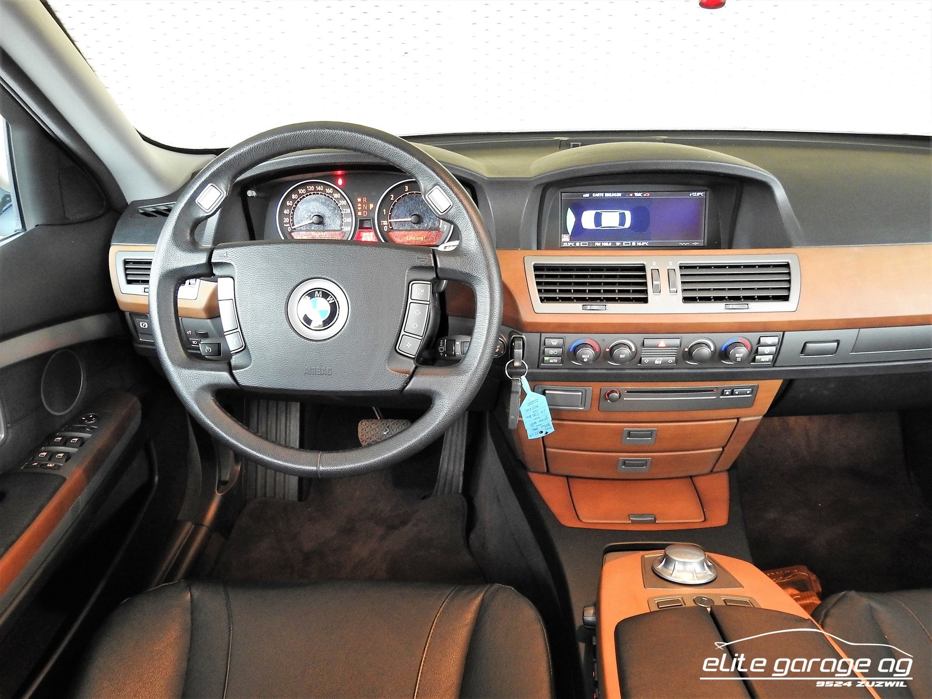 BMW 745i-image-4