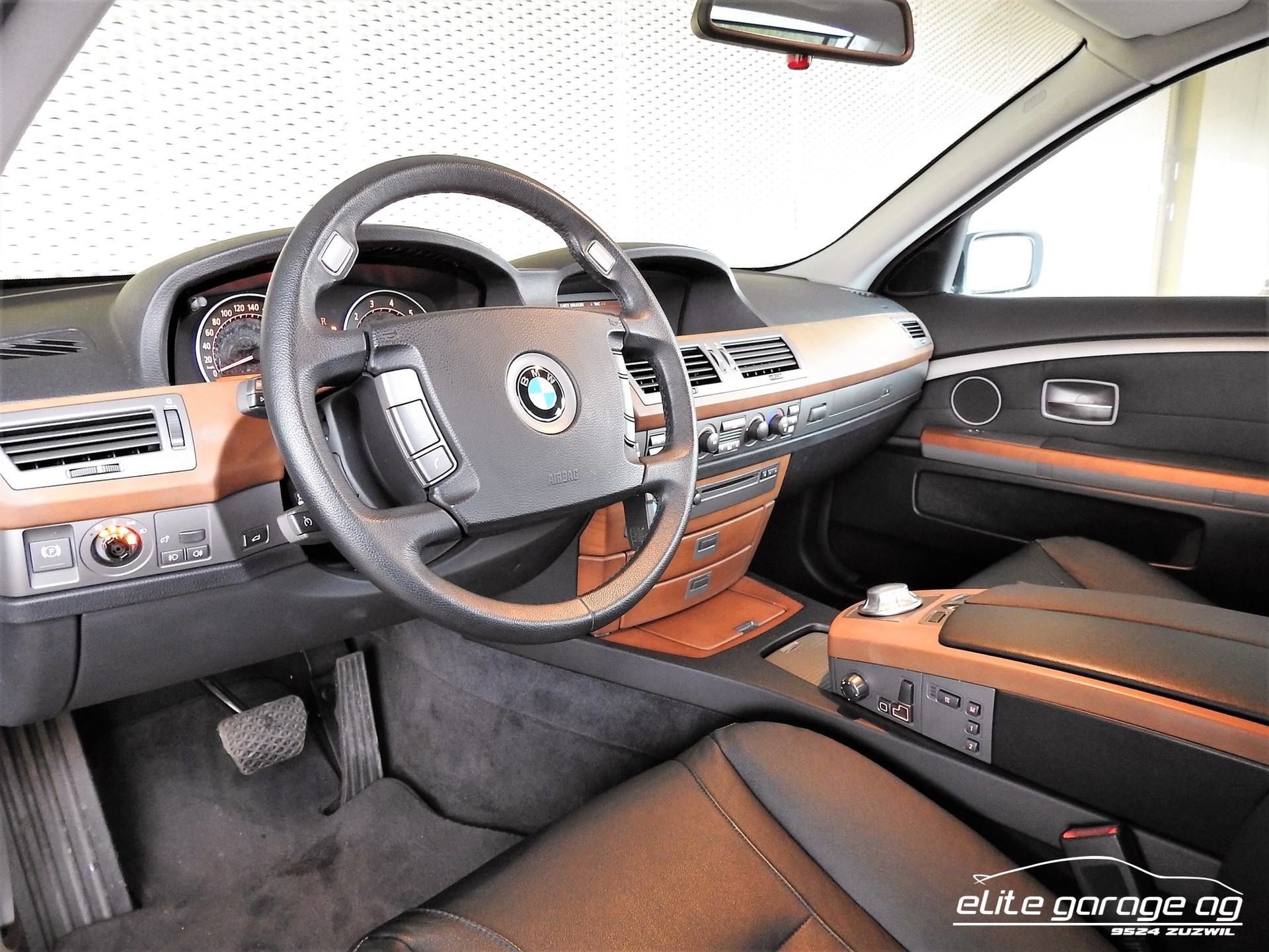 BMW 745i-image-5