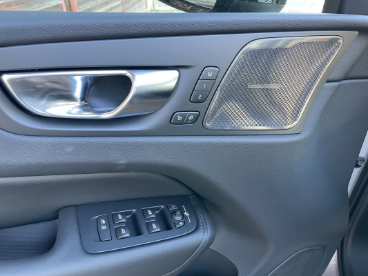 VOLVO XC60 T6 eAWD Ultra Dark-image-12