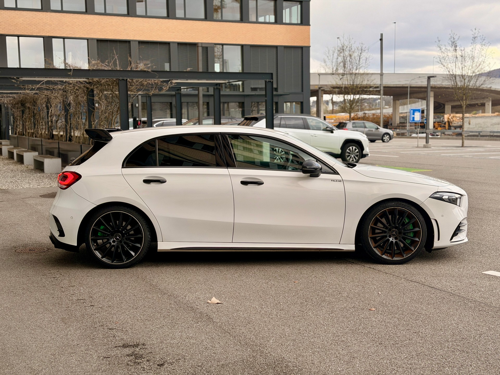MERCEDES-BENZ A 35 AMG 4Matic Speedshift-showroom-element-2