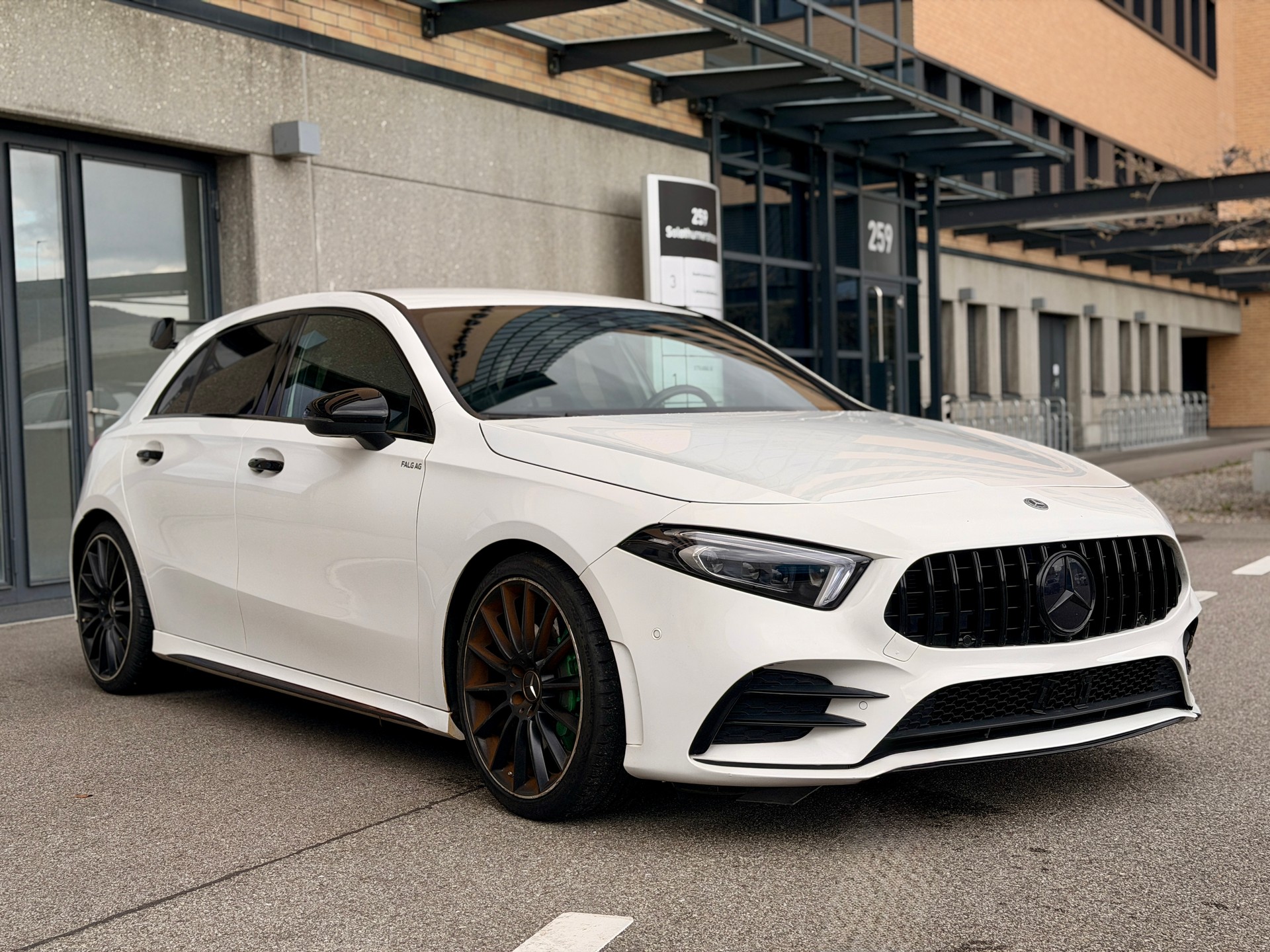 MERCEDES-BENZ A 35 AMG 4Matic Speedshift-showroom-element-3