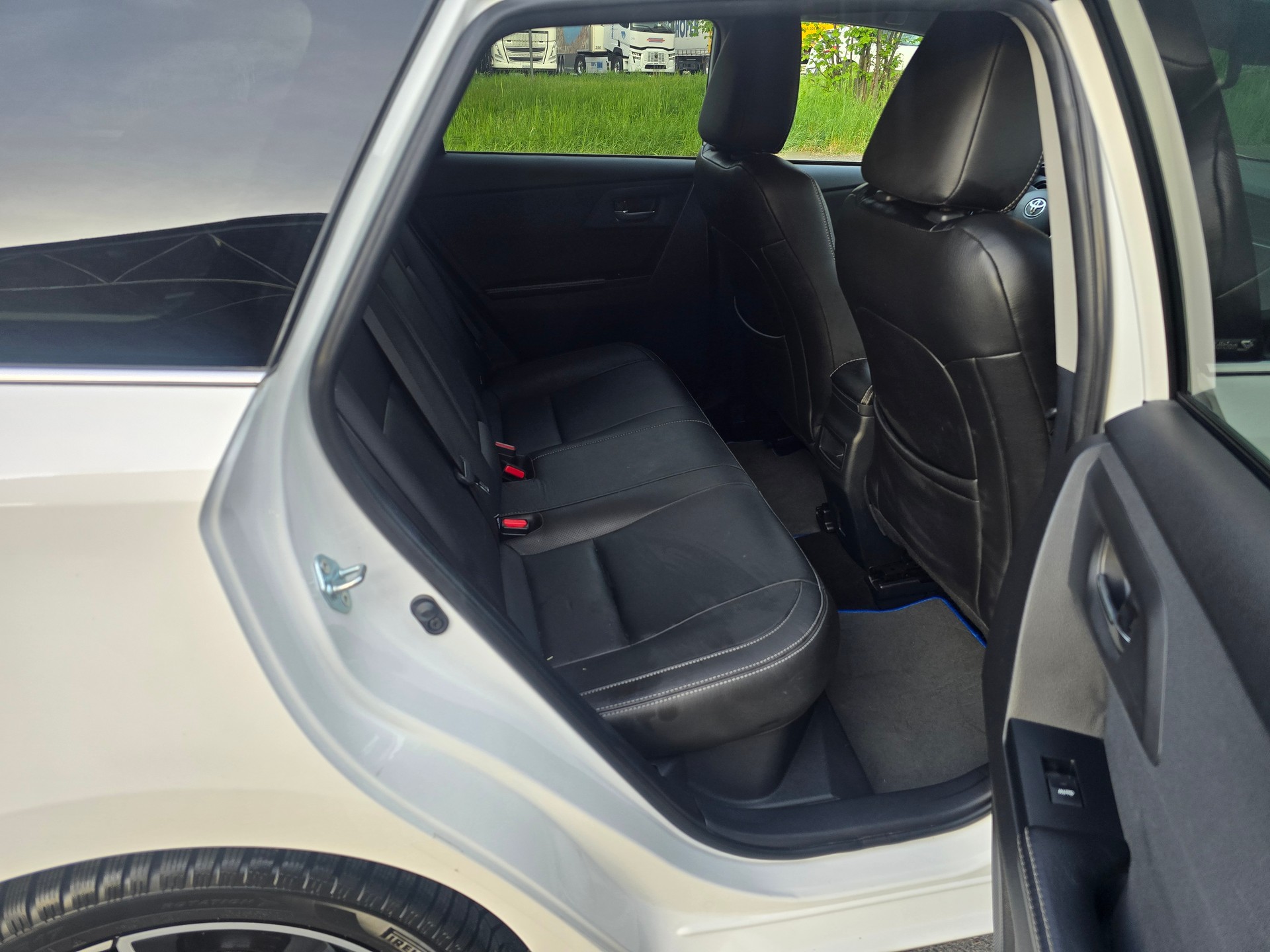 TOYOTA Auris Touring Sports 1.8 HSD Trend e-CVT-image-11