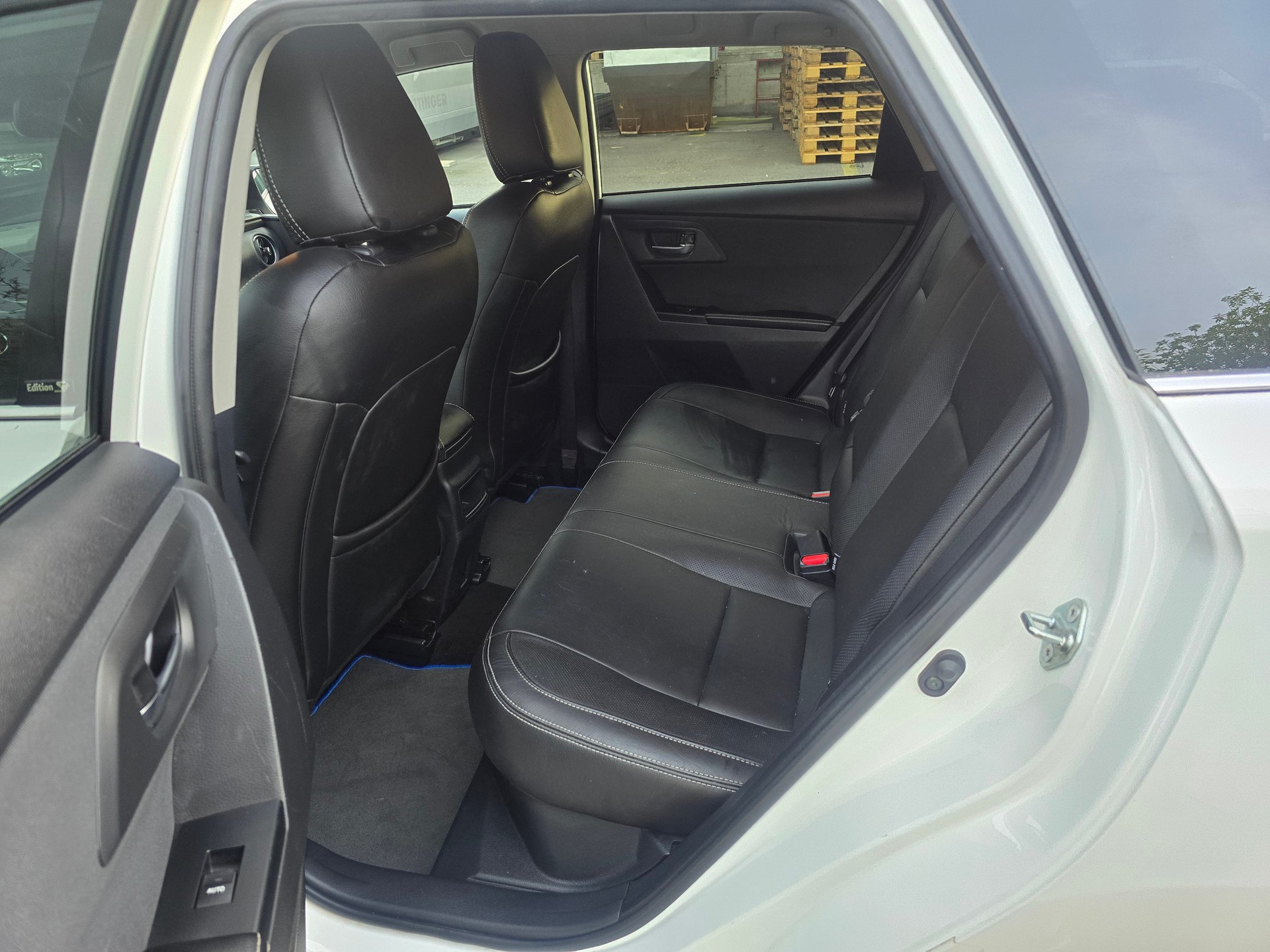 TOYOTA Auris Touring Sports 1.8 HSD Trend e-CVT-image-15