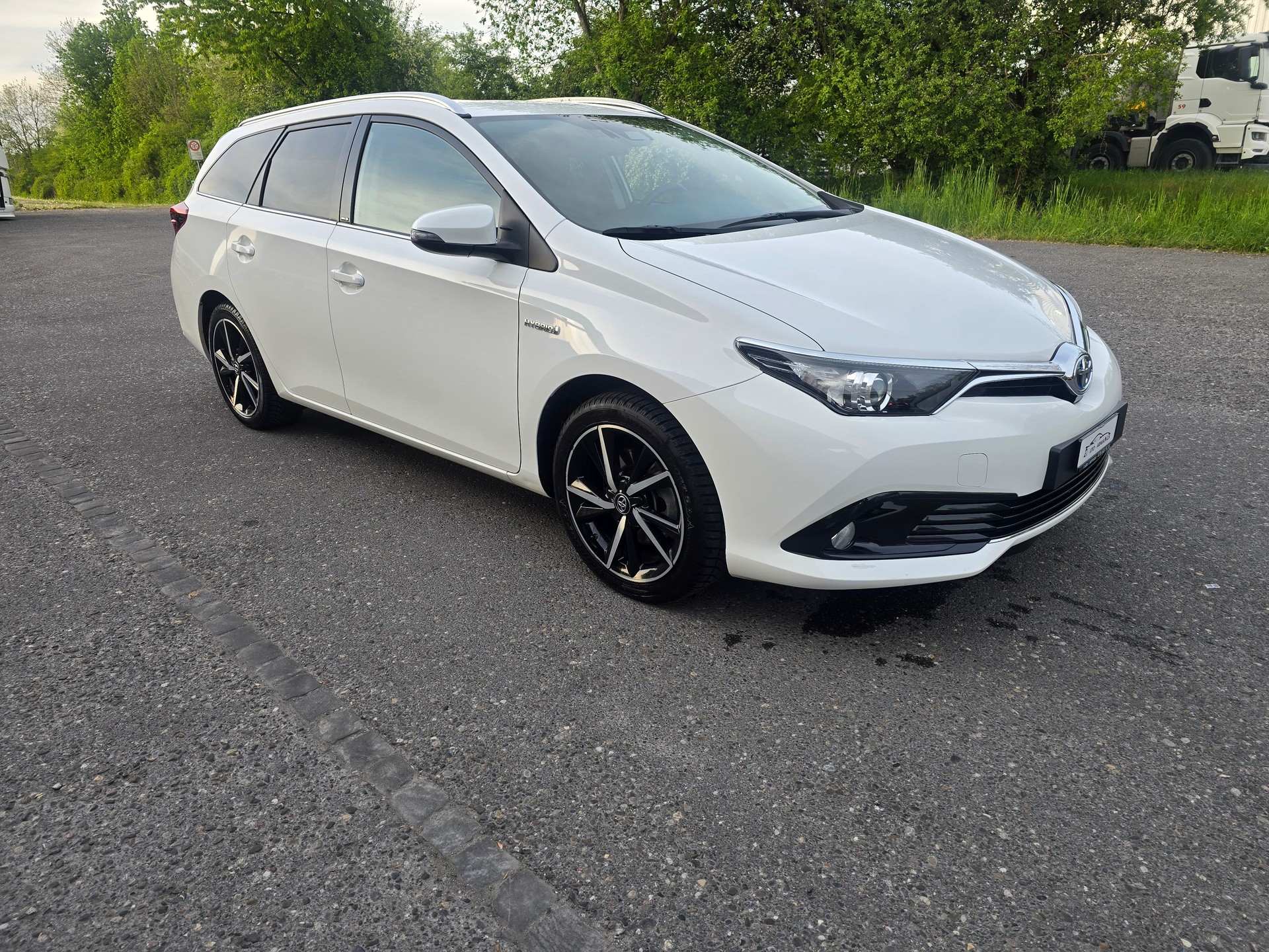 TOYOTA Auris Touring Sports 1.8 HSD Trend e-CVT-showroom-element-1
