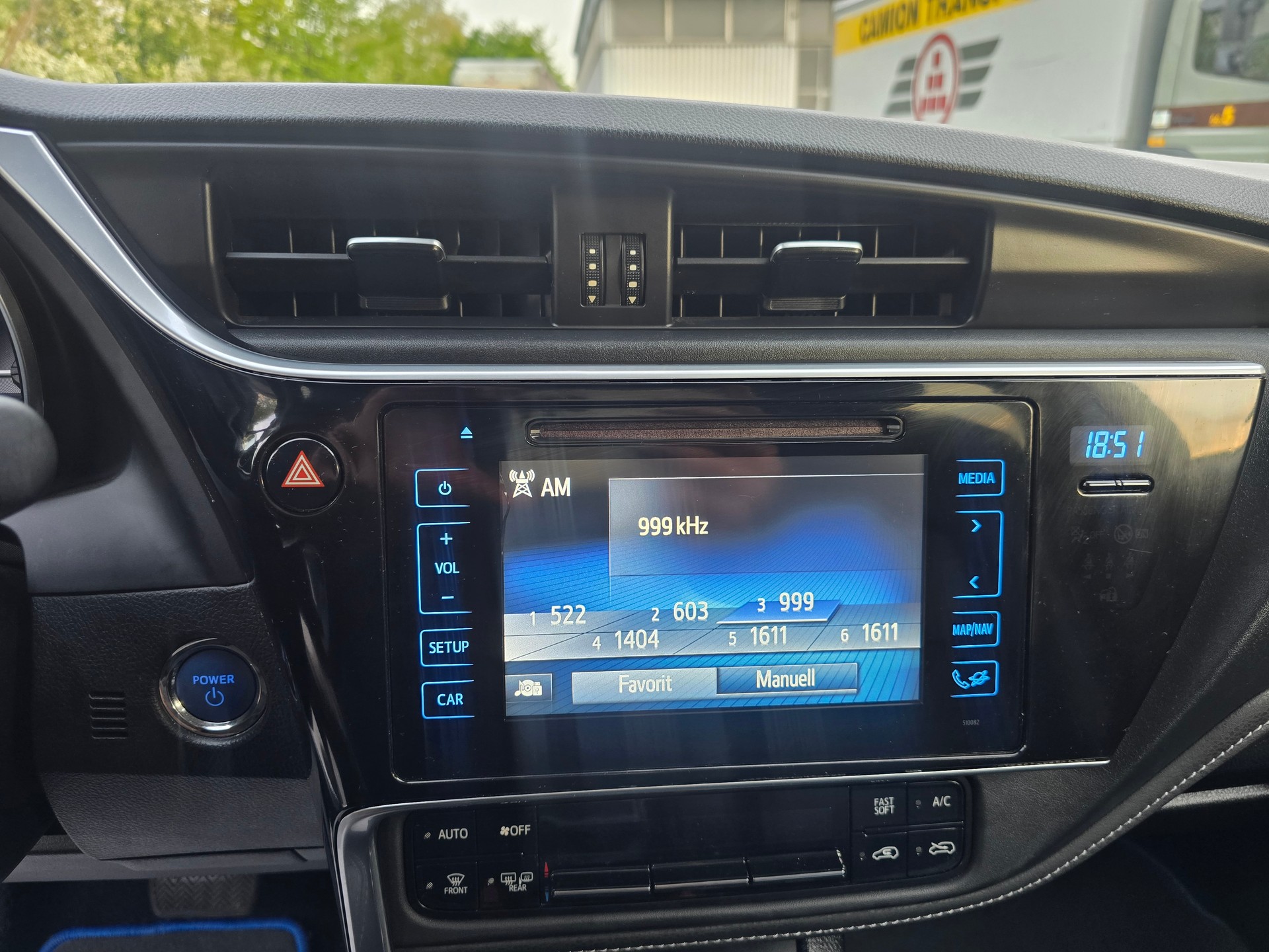 TOYOTA Auris Touring Sports 1.8 HSD Trend e-CVT-image-23