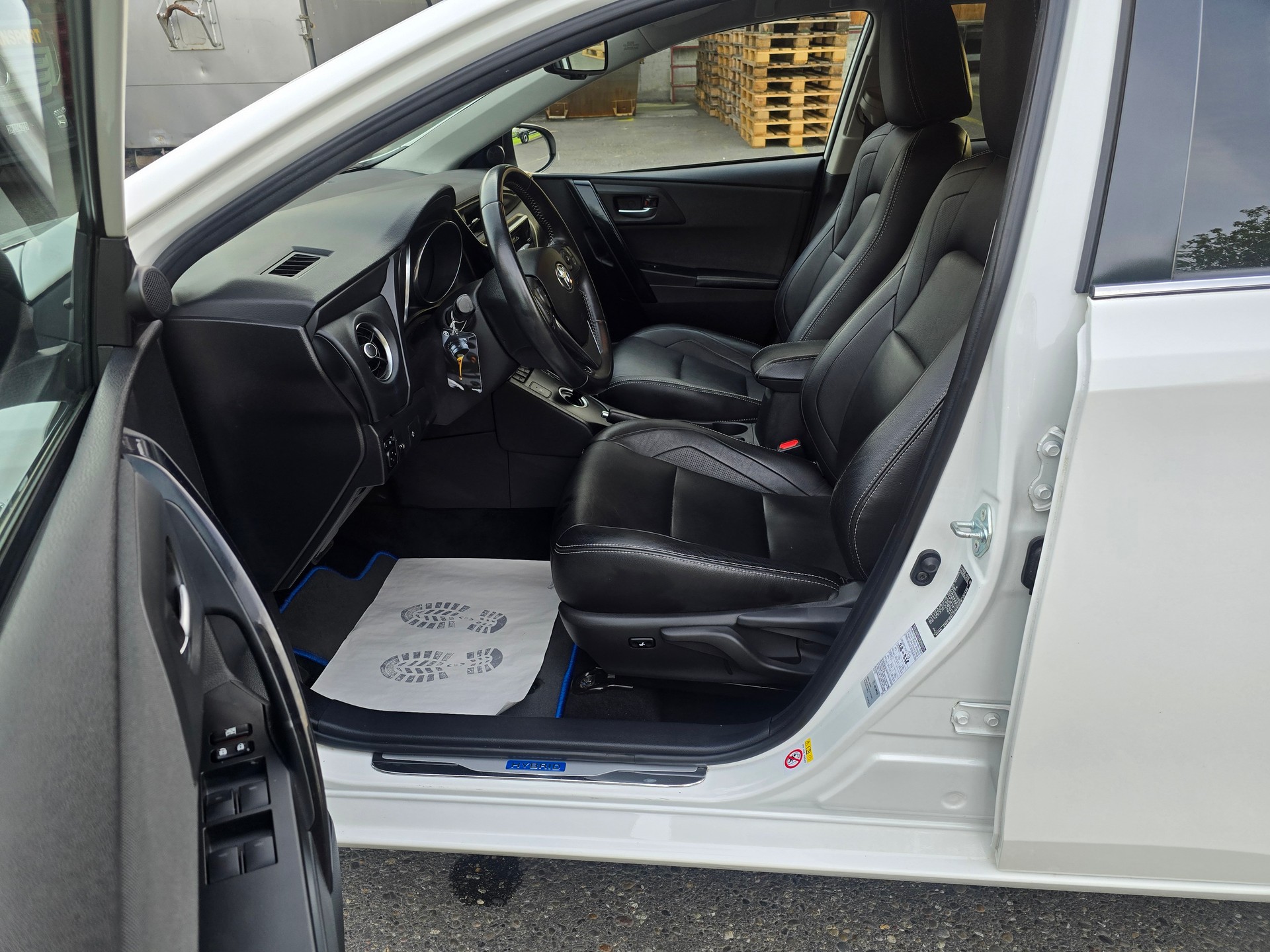 TOYOTA Auris Touring Sports 1.8 HSD Trend e-CVT-image-12