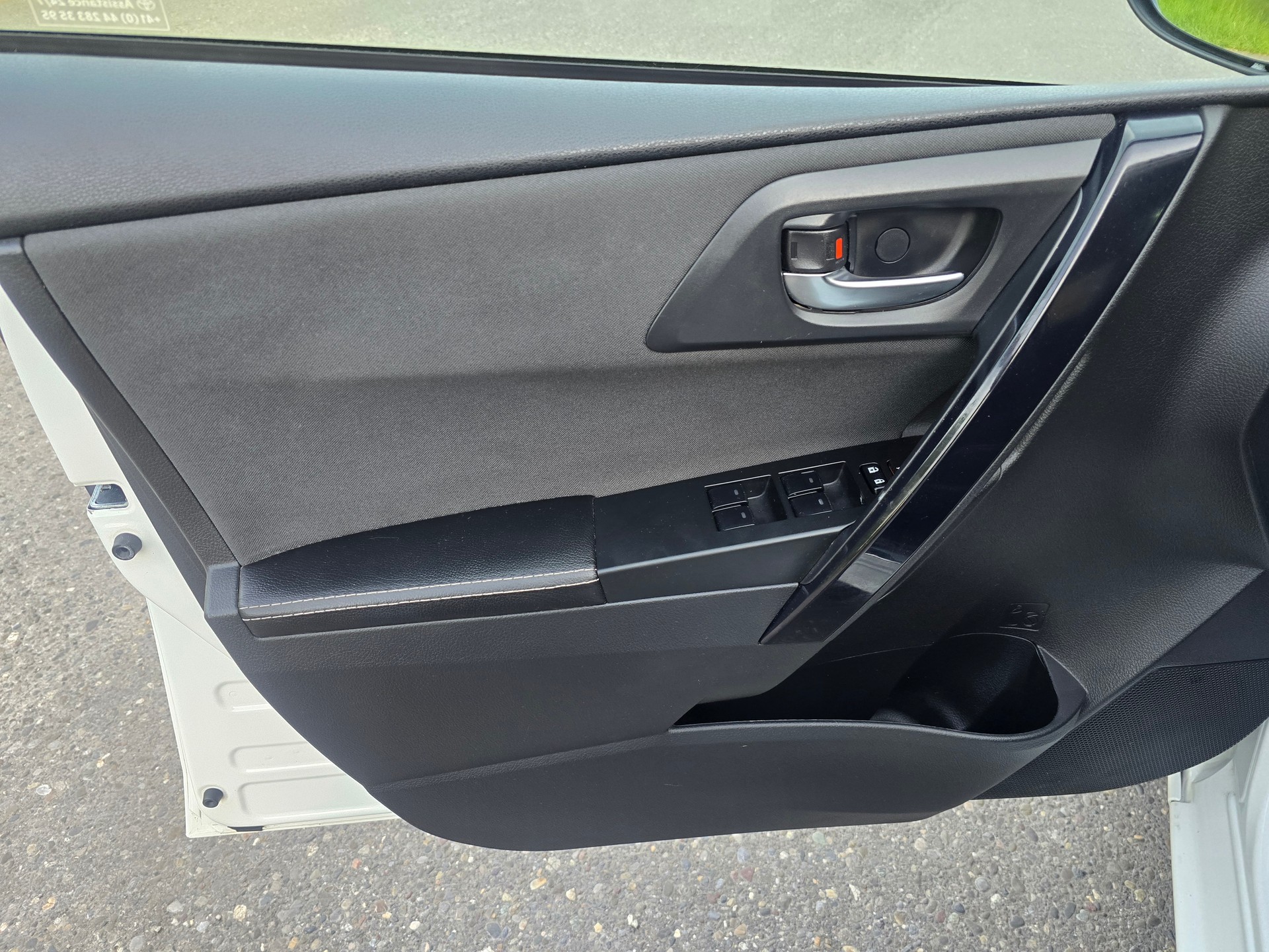 TOYOTA Auris Touring Sports 1.8 HSD Trend e-CVT-image-14