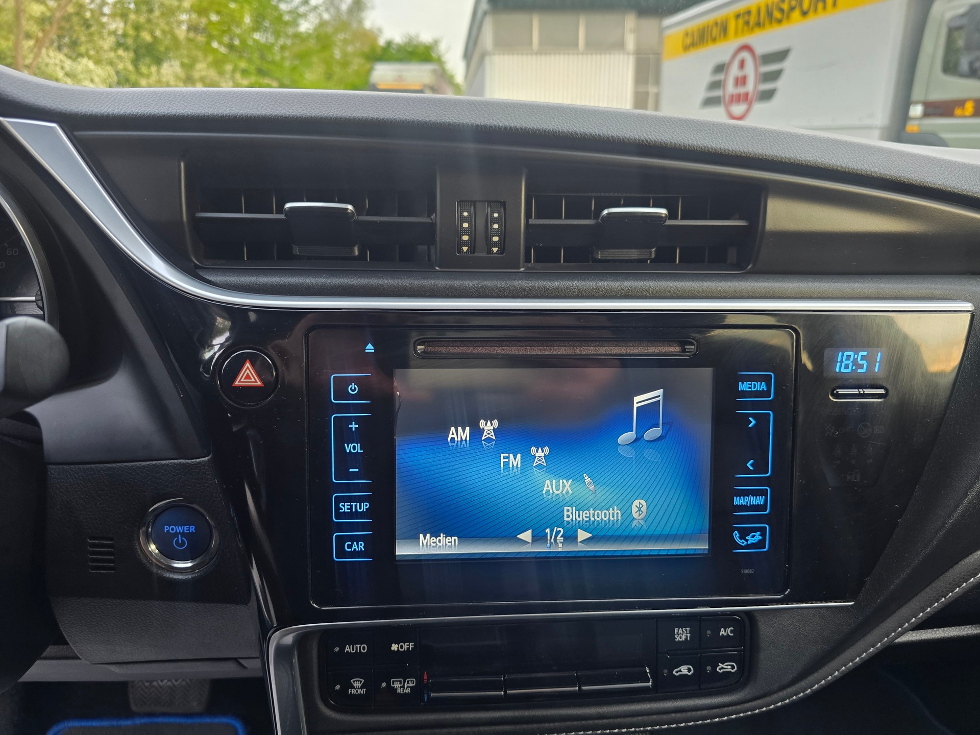 TOYOTA Auris Touring Sports 1.8 HSD Trend e-CVT-image-24