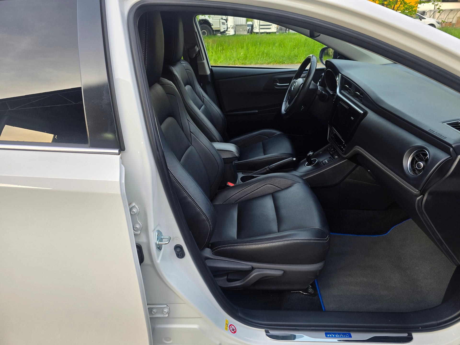 TOYOTA Auris Touring Sports 1.8 HSD Trend e-CVT-image-10
