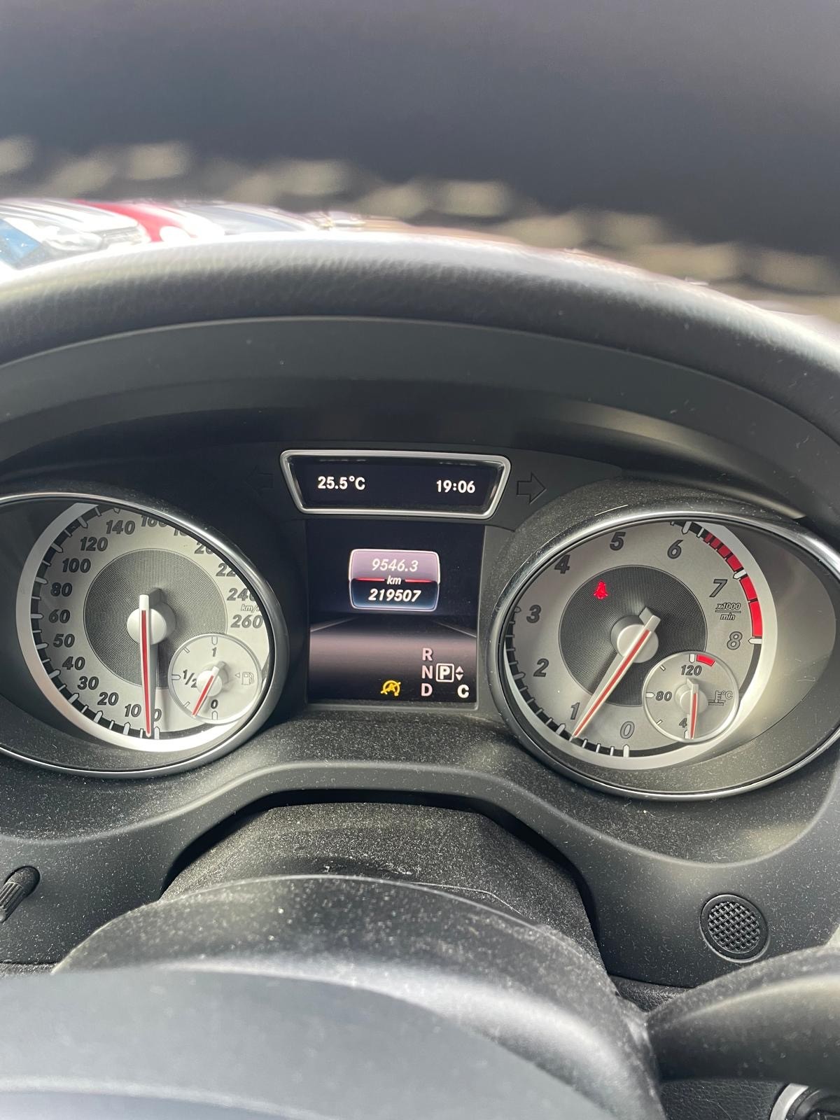 MERCEDES-BENZ GLA 200 Urban 7G-DCT-image-12