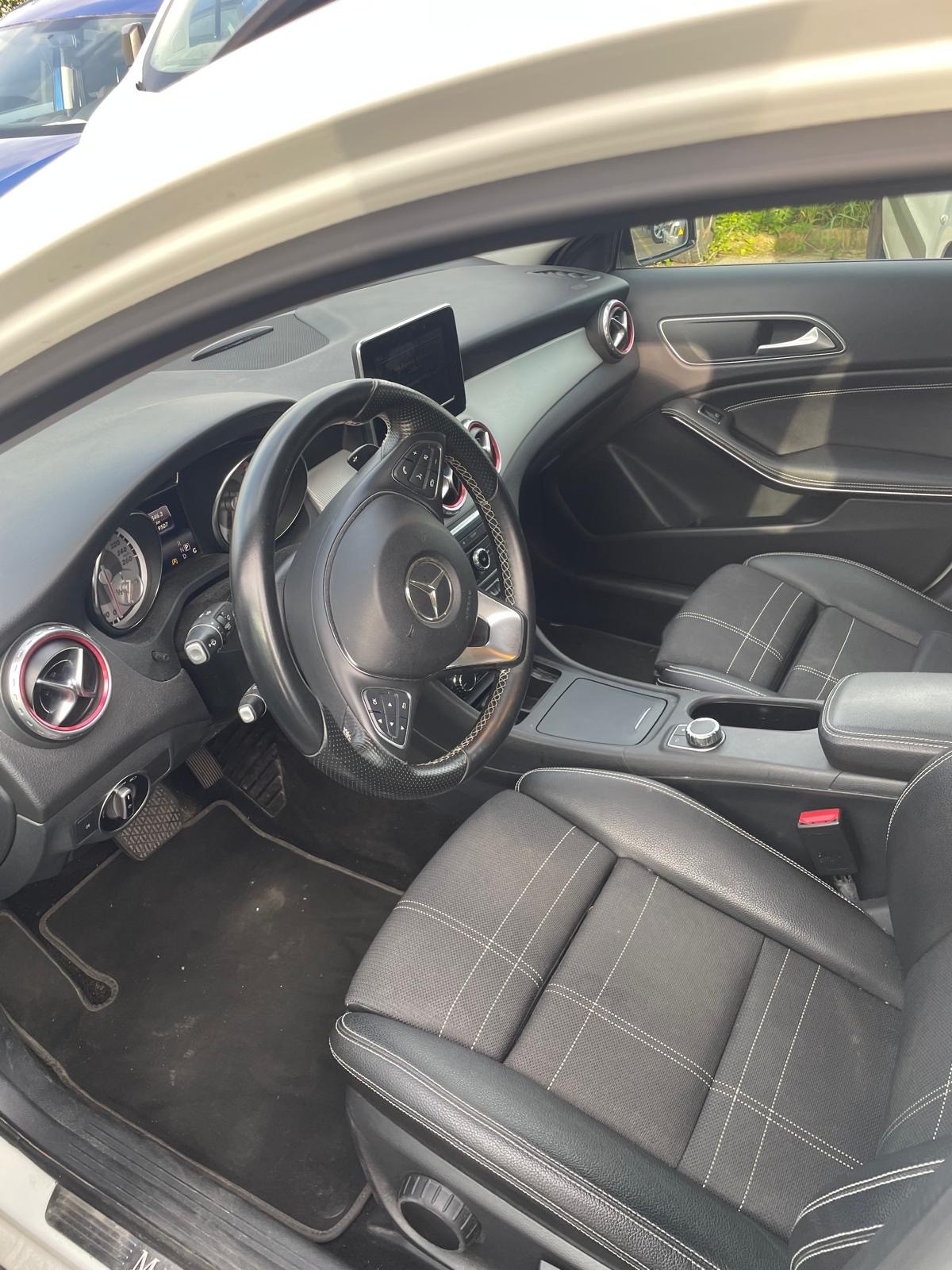 MERCEDES-BENZ GLA 200 Urban 7G-DCT-image-9