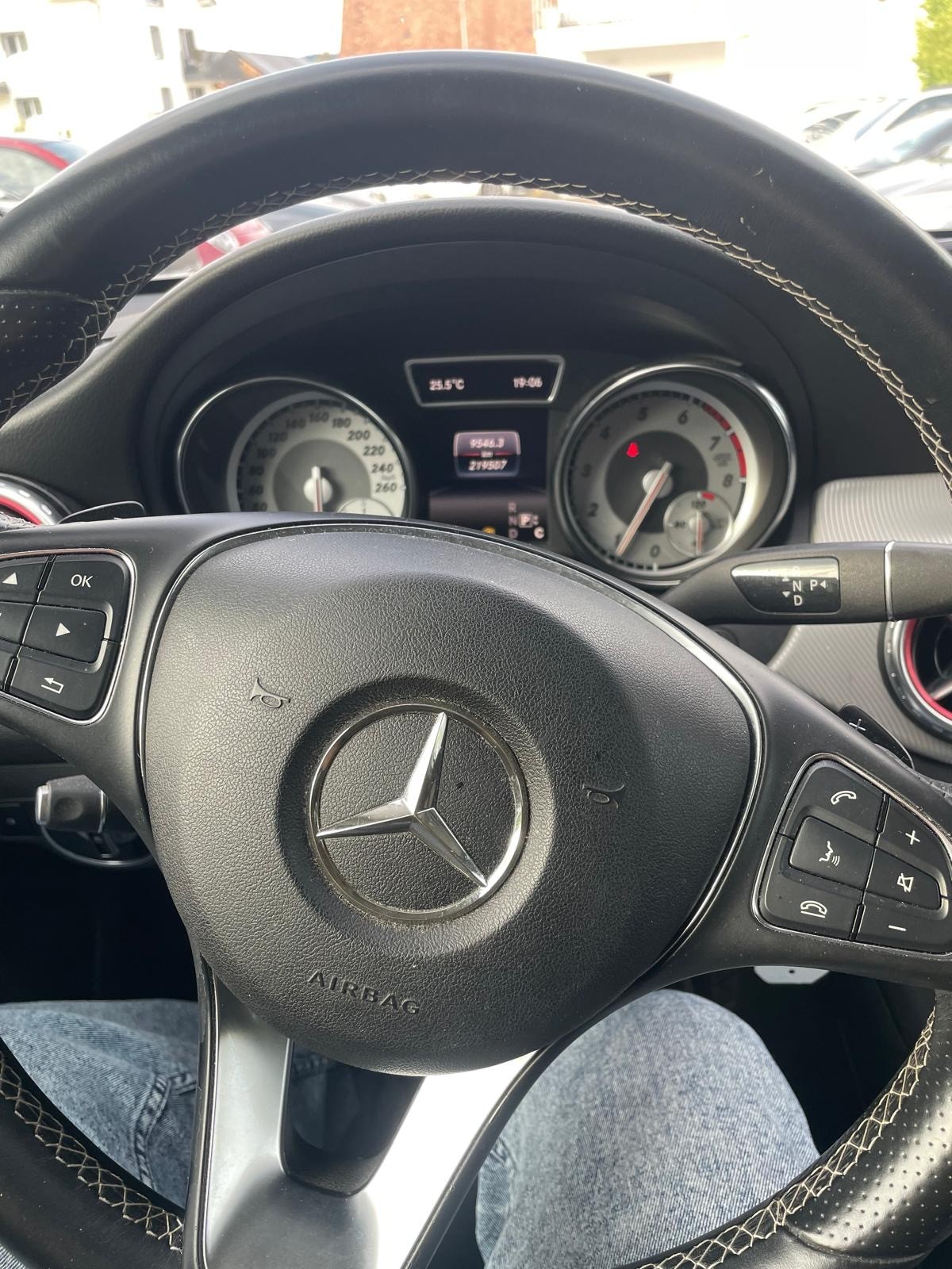 MERCEDES-BENZ GLA 200 Urban 7G-DCT-image-11