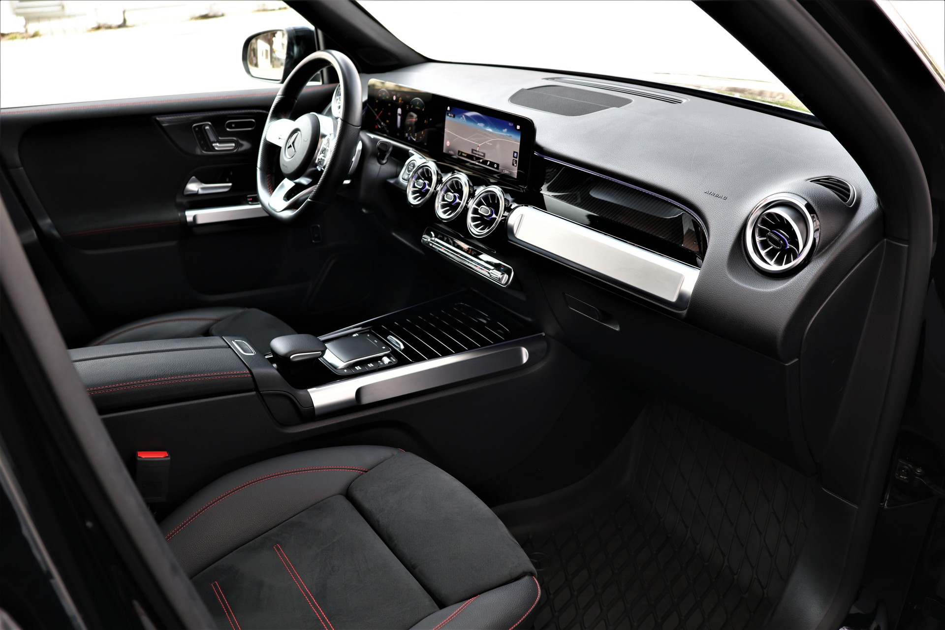 MERCEDES-BENZ GLB 220 d 4Matic AMG Line 8G-Tronic (CH) MSI+ 2.0T AHK-image-17