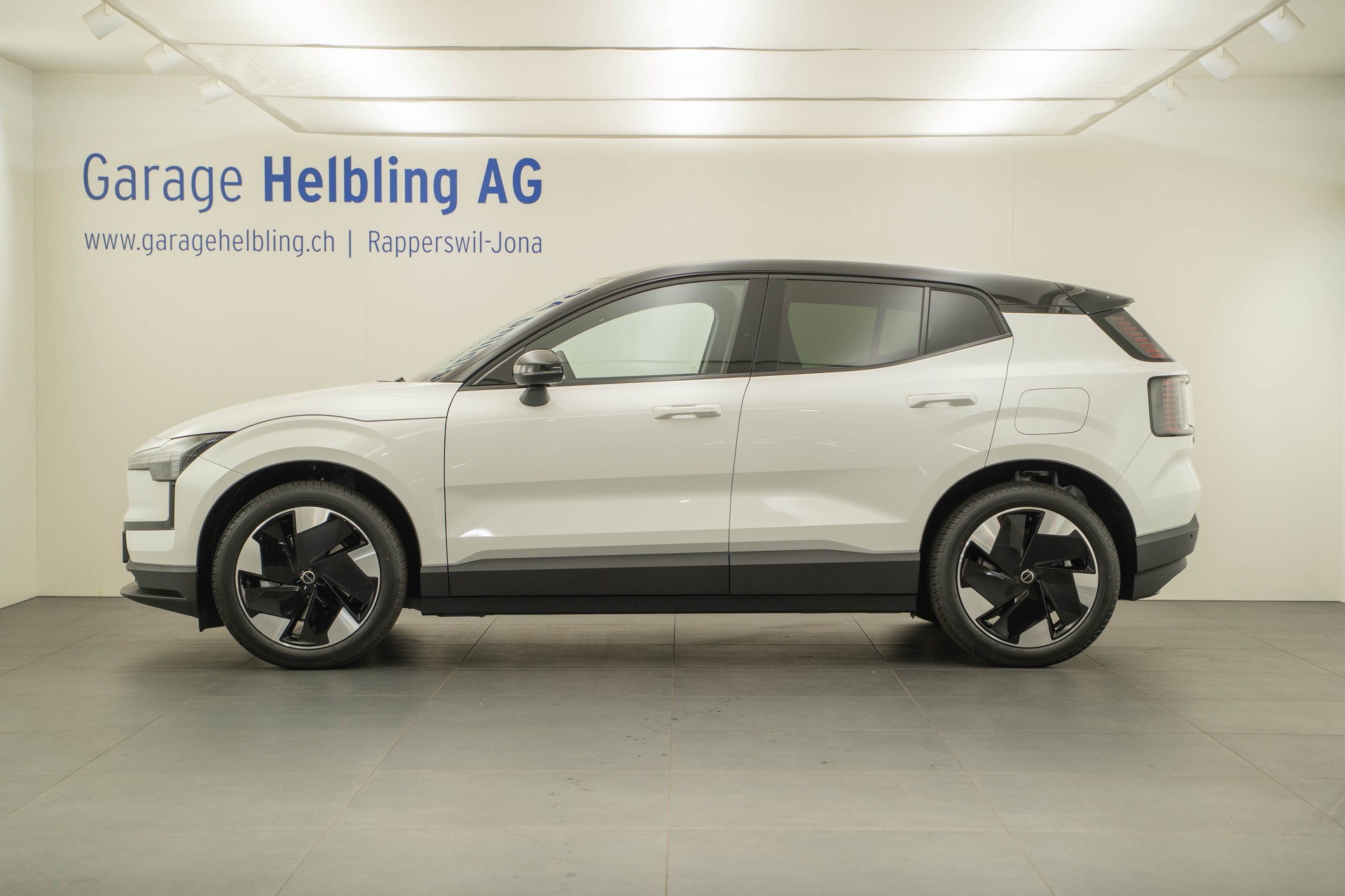 VOLVO EX30 E60 Plus-showroom-element-2